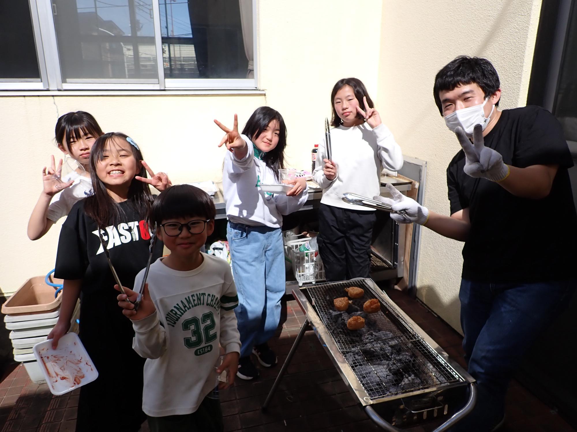 おにぎりを炭火で焼いている様子