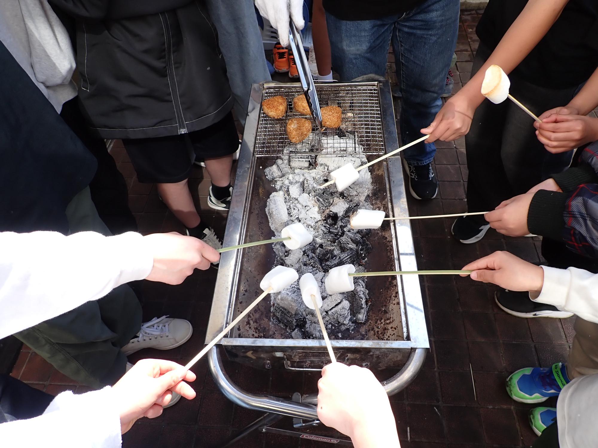 おにぎり、マシュマロを炭火で焼いている様子
