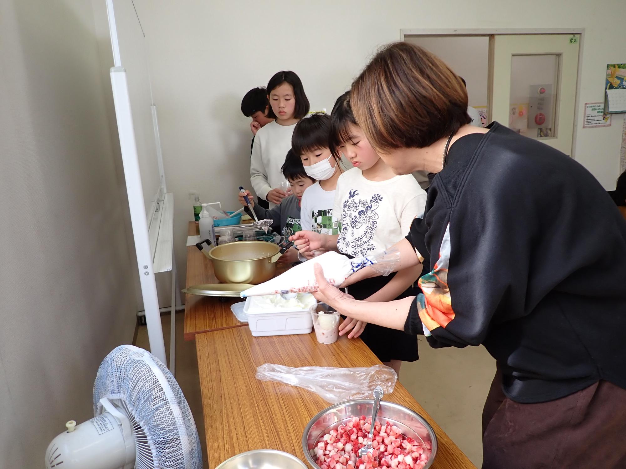 ミニパフェをバイキング形式で作っている様子