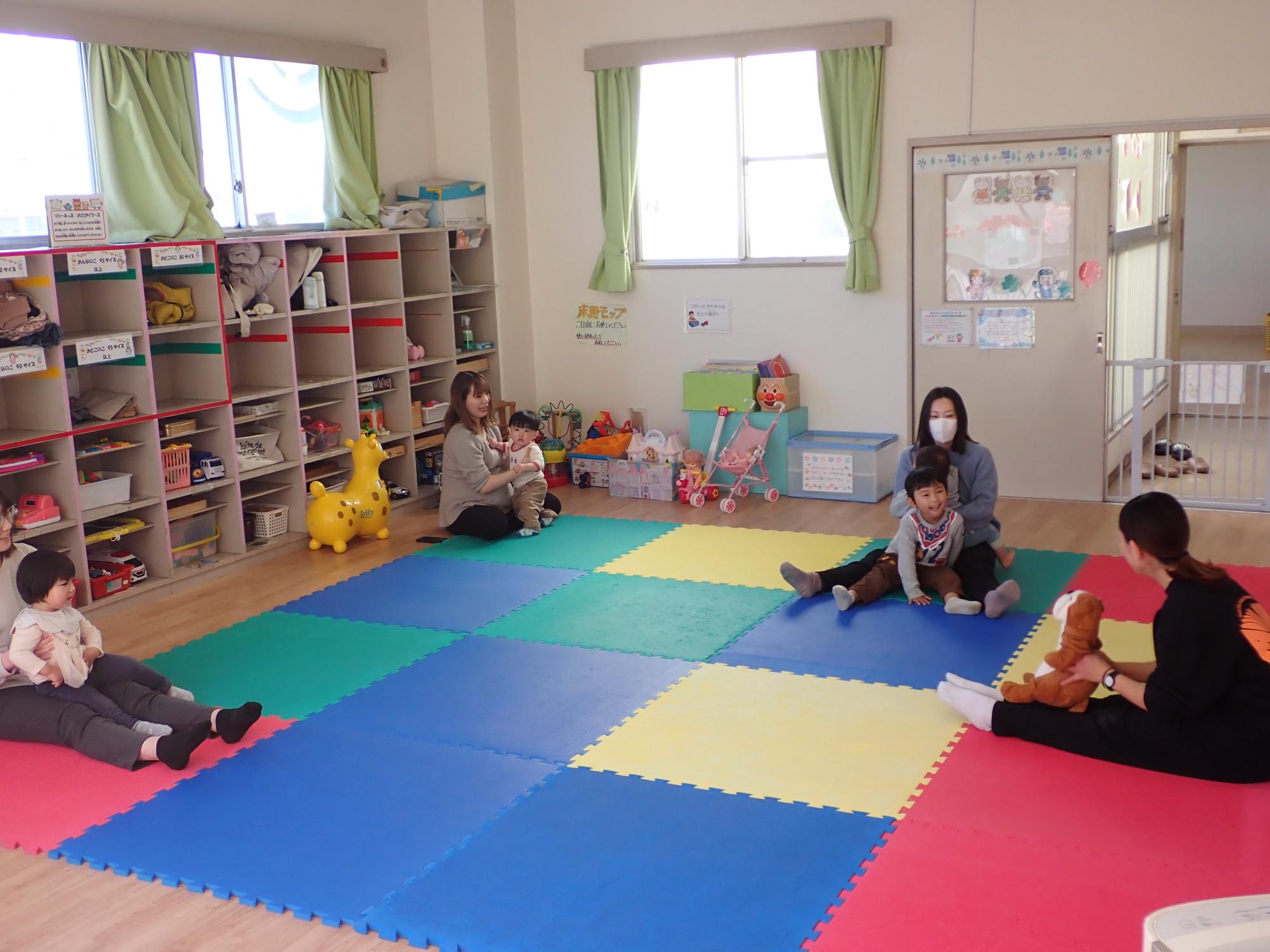 講師が動物のぬいぐるみを使って進行している様子