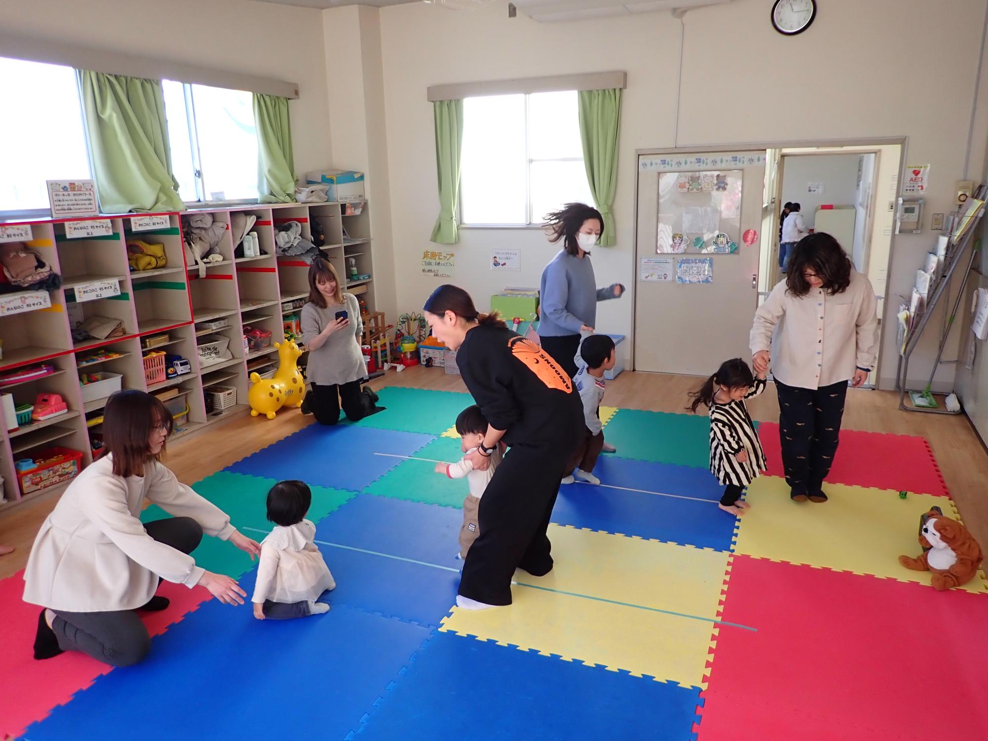 音楽に合わせてダンスを楽しんでいる様子