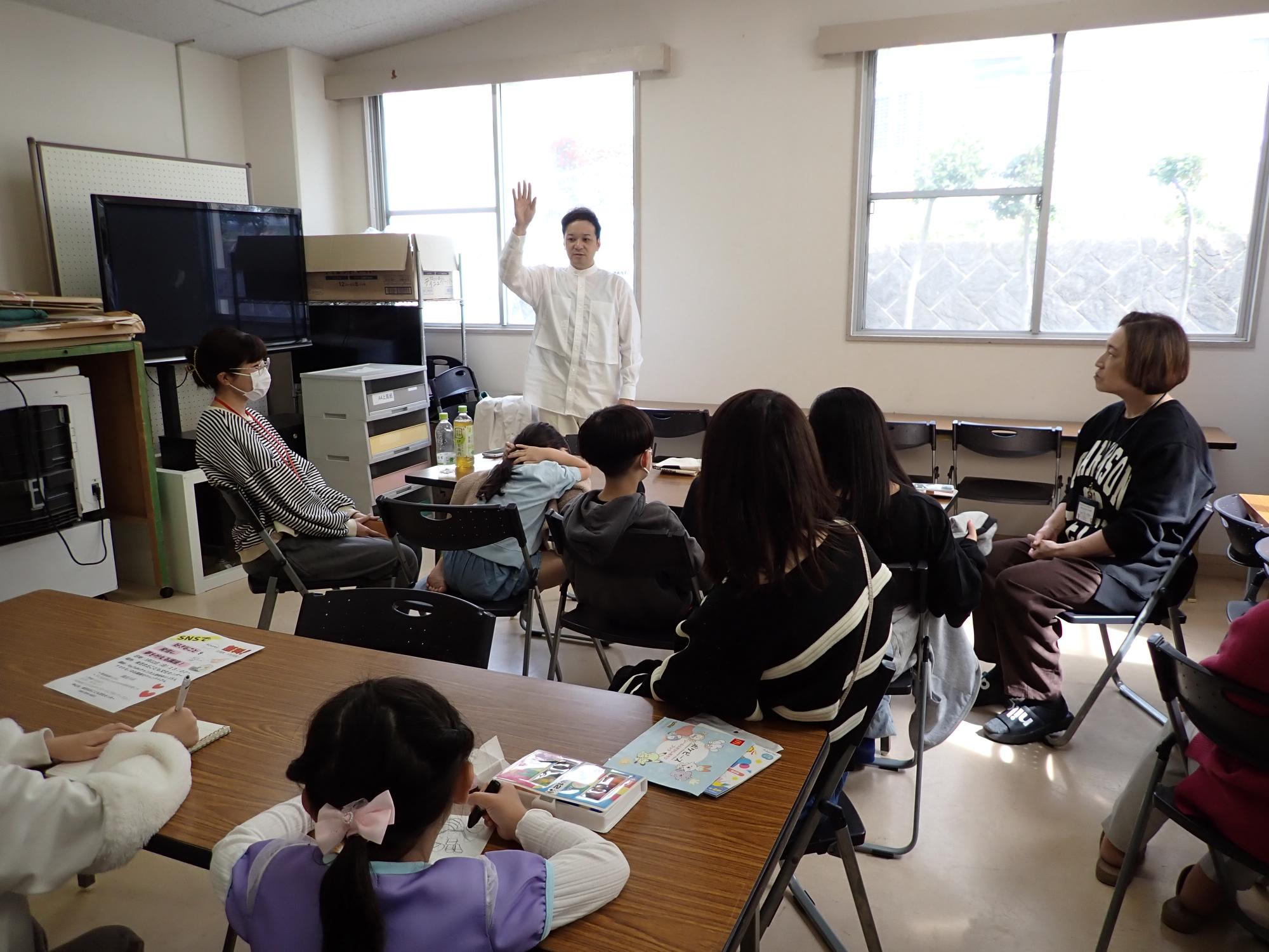 ユーチューバーから動画配信講座を受けている様子