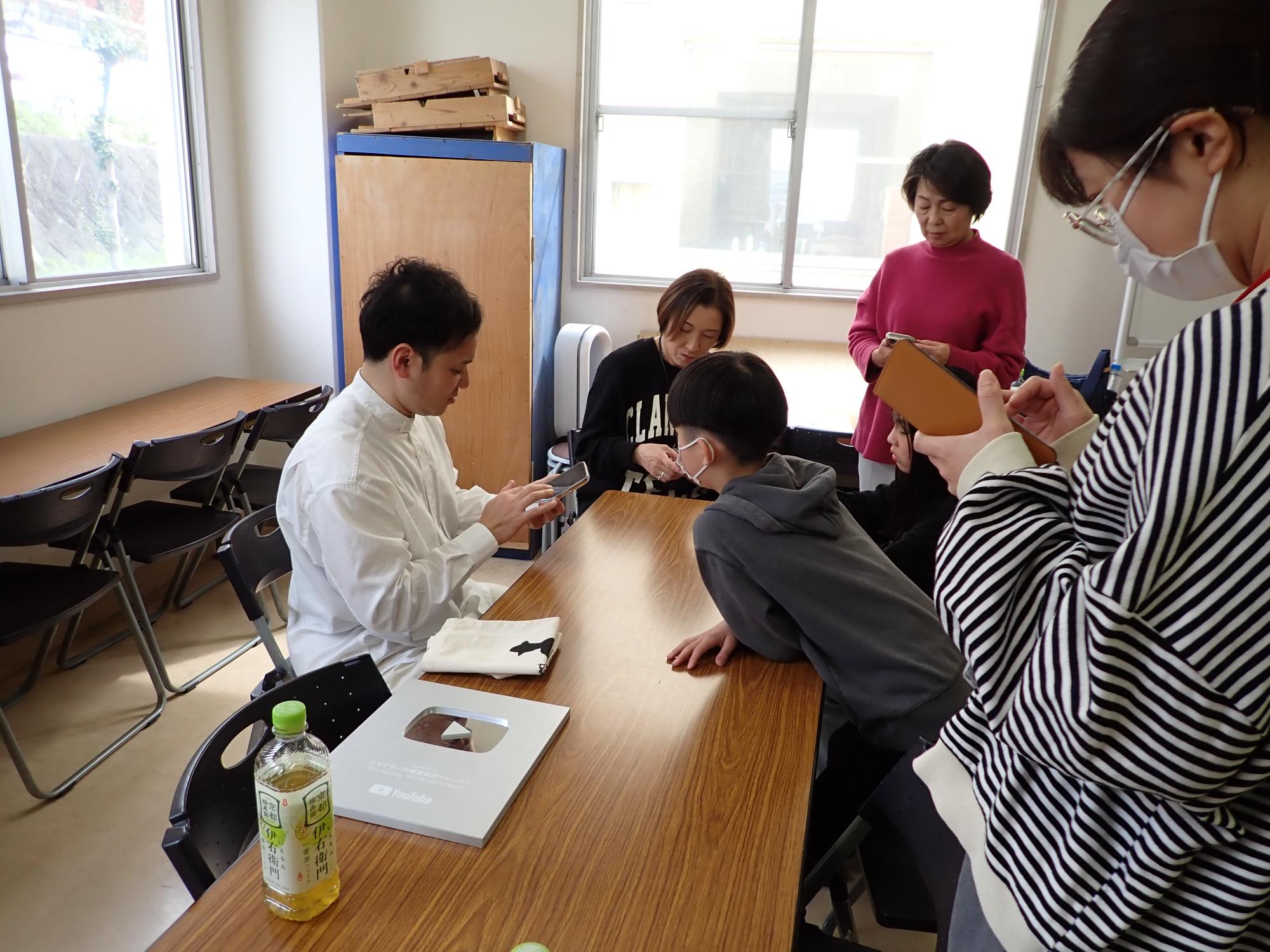 ユーチューバーから動画配信講座を受けている様子