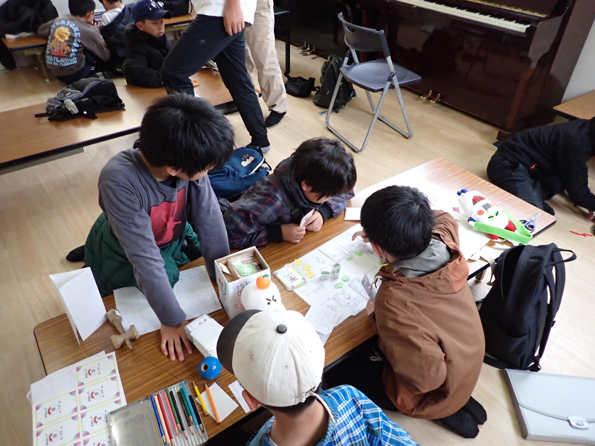 ゆるキャラカードゲーム大会を行っている様子