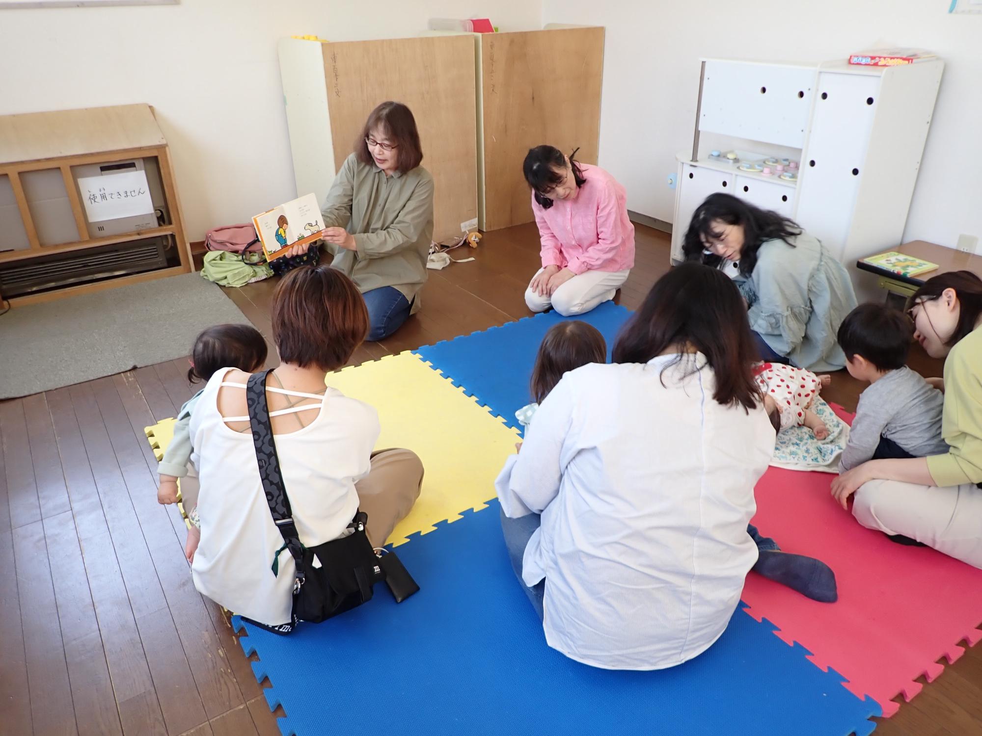 絵本を見て聞いている写真