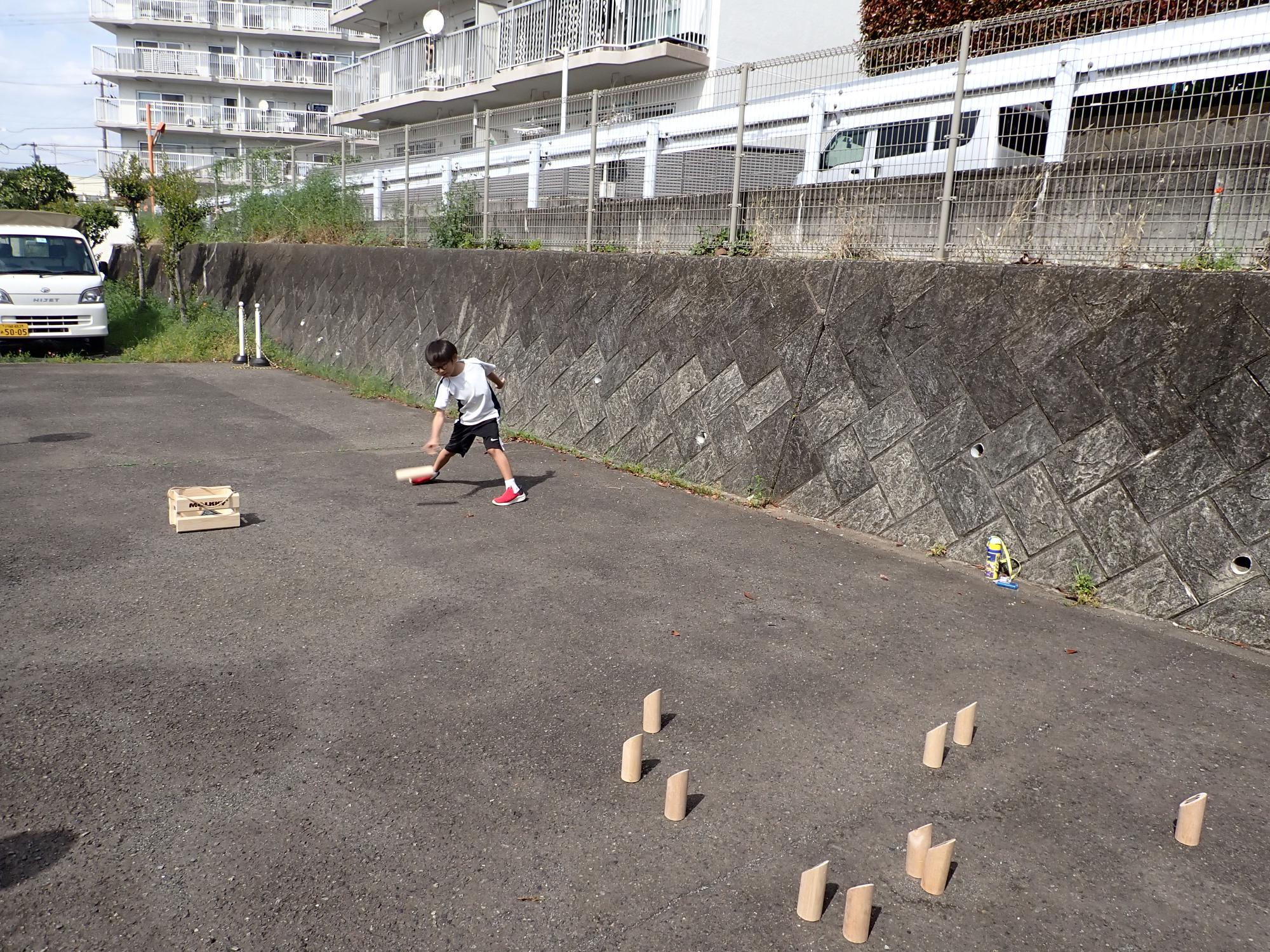 スティックを投げる子どもの写真