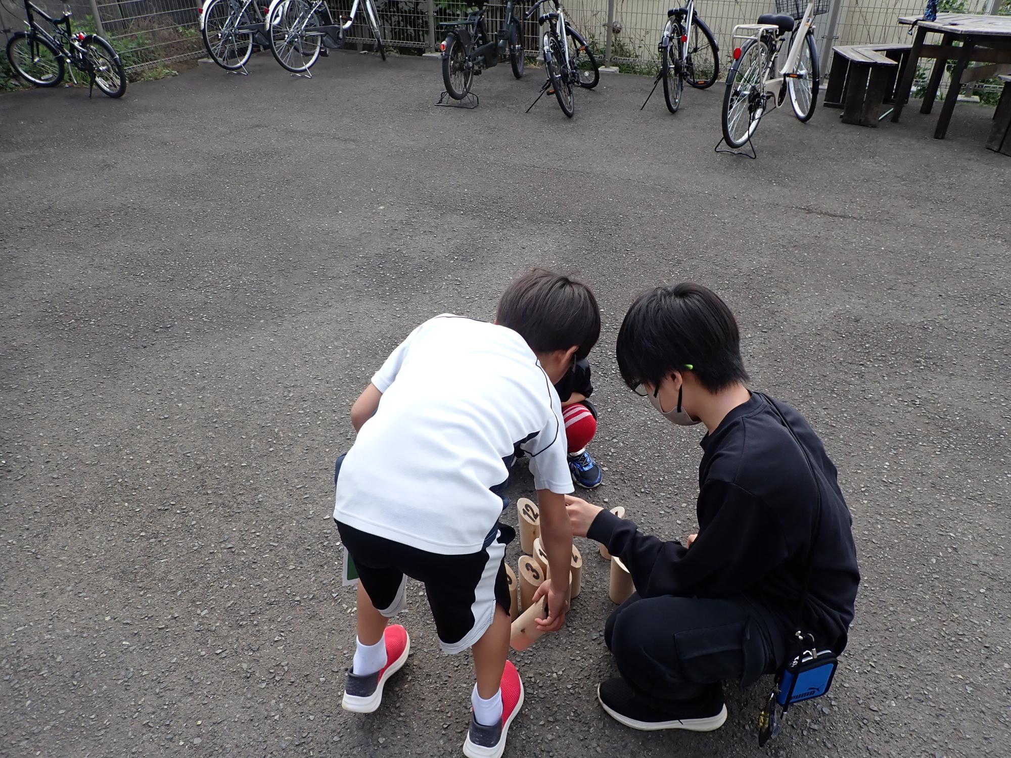 初期配置通りにモルックを並べなおす参加者の写真