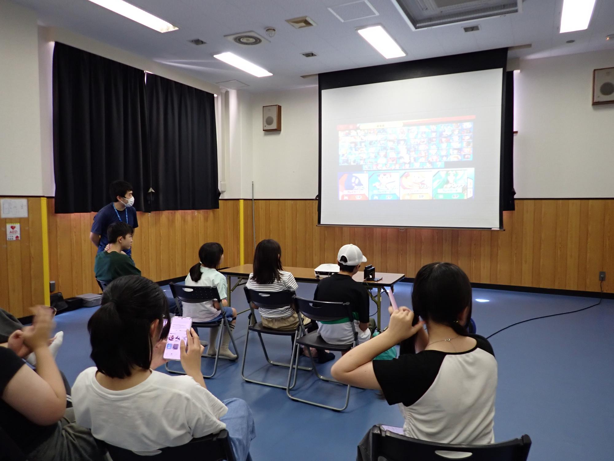 ゲームのキャラクターを選ぶ参加者達の写真