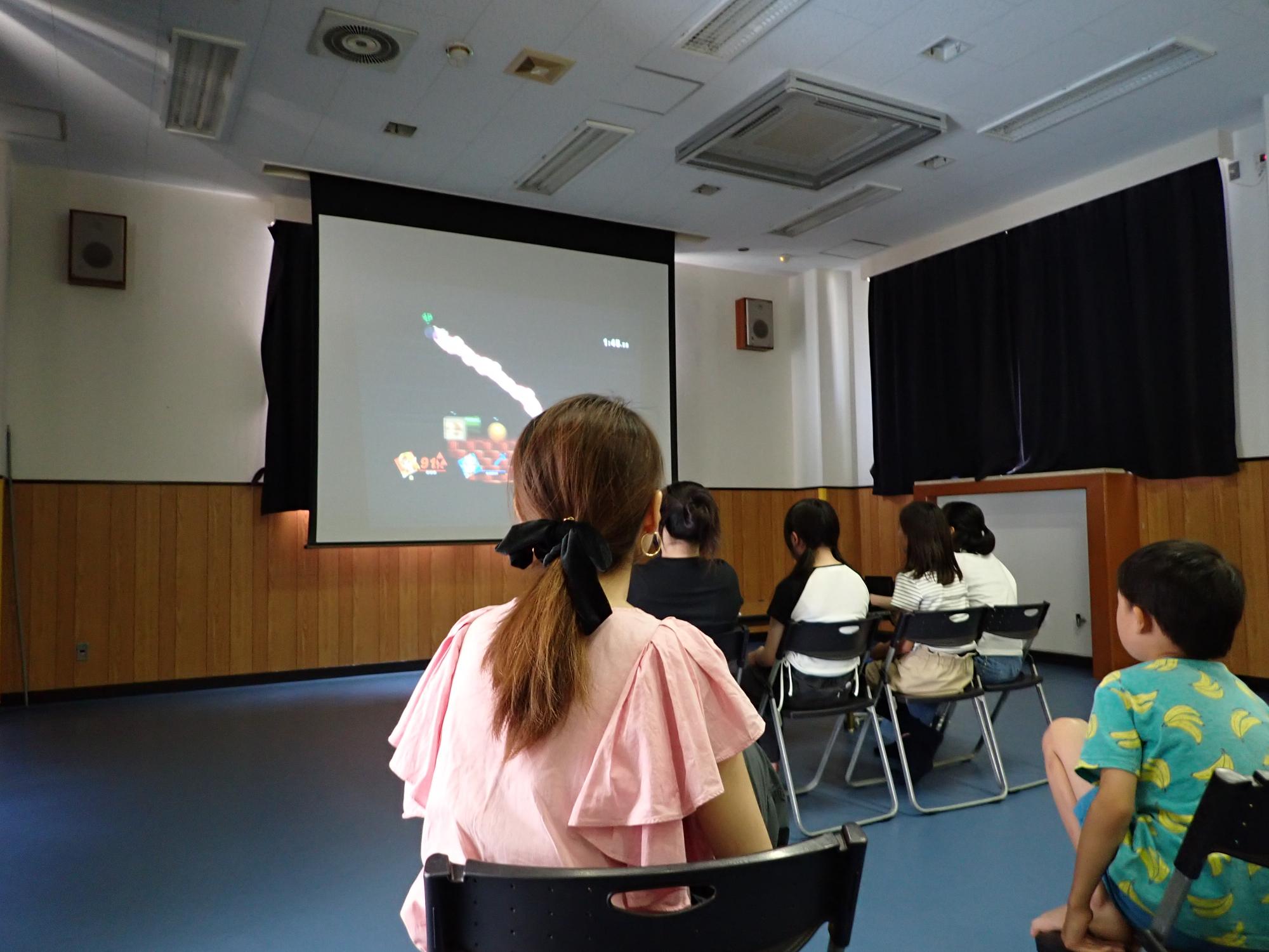 4人でゲームをする参加者の写真