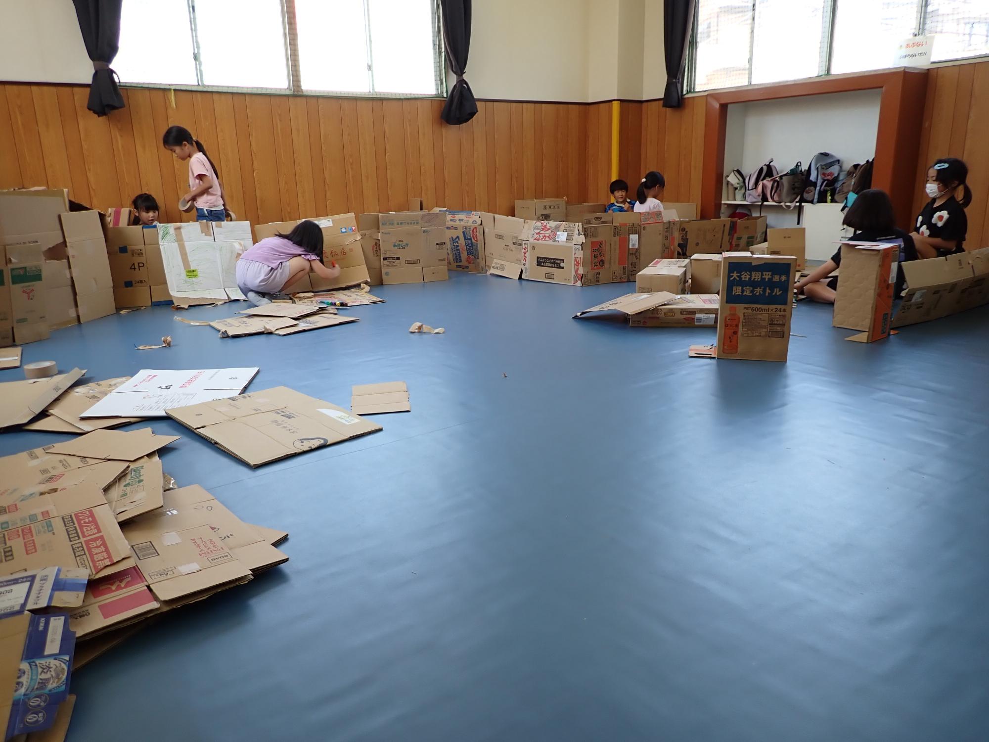 7月25日午前 段ボール基地を作る子どもたちの写真