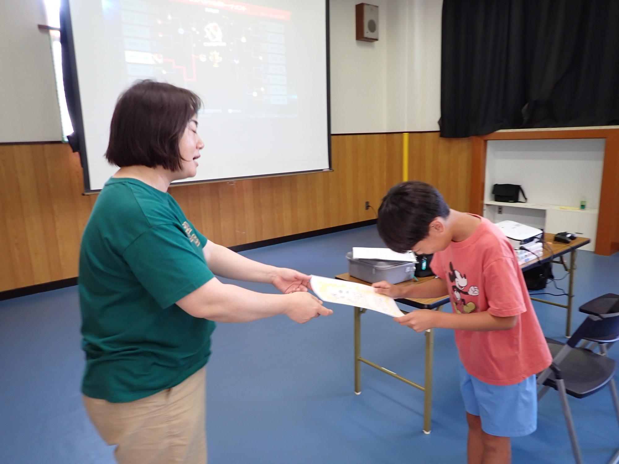 優勝し、賞状を受け取る子どもの写真