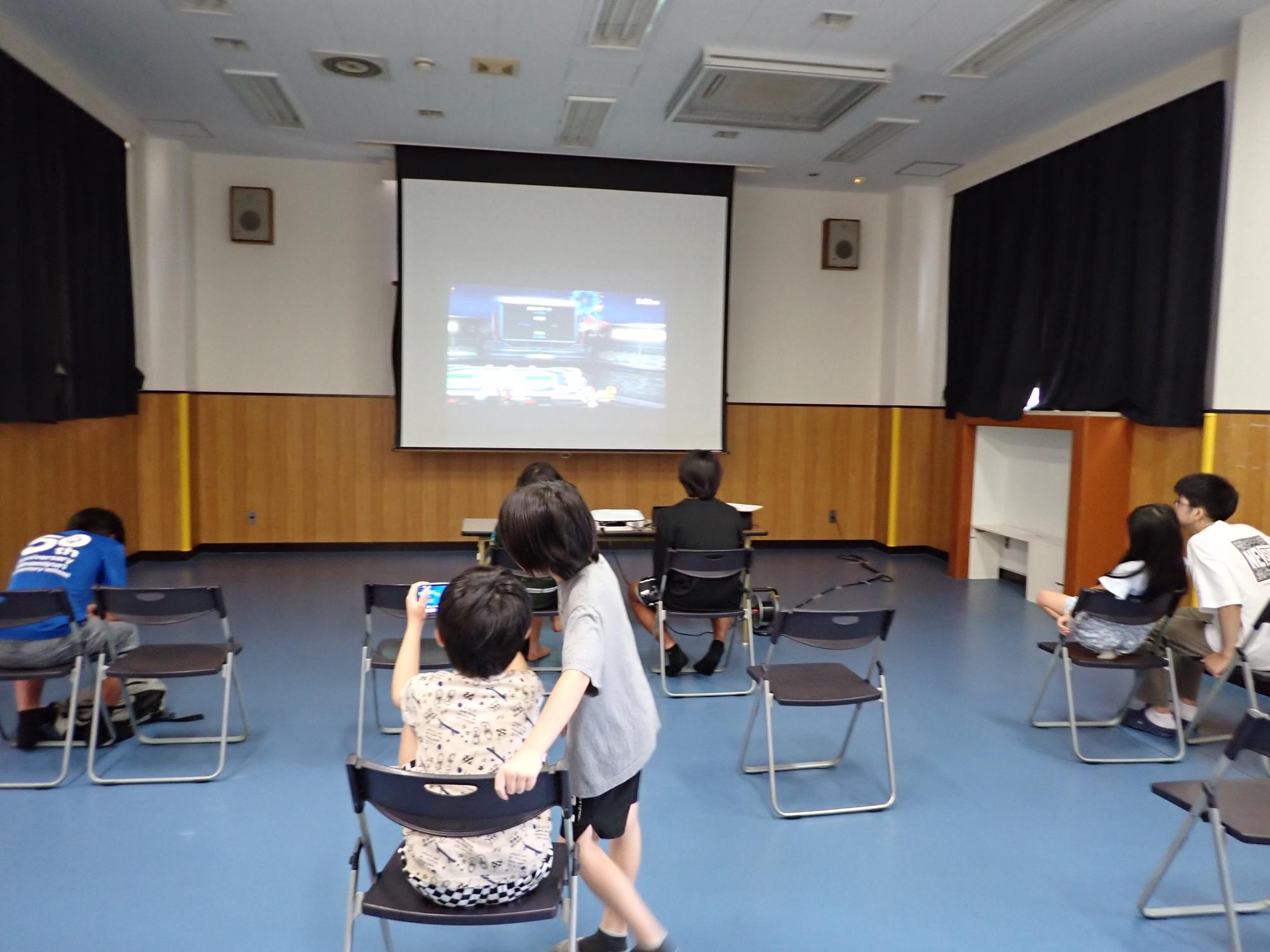 他の参加者のバトルを見ている参加者の写真