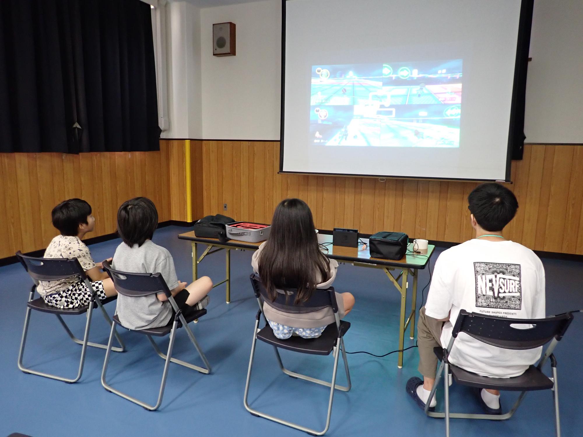 参加者と職員が一緒にゲームをしている写真