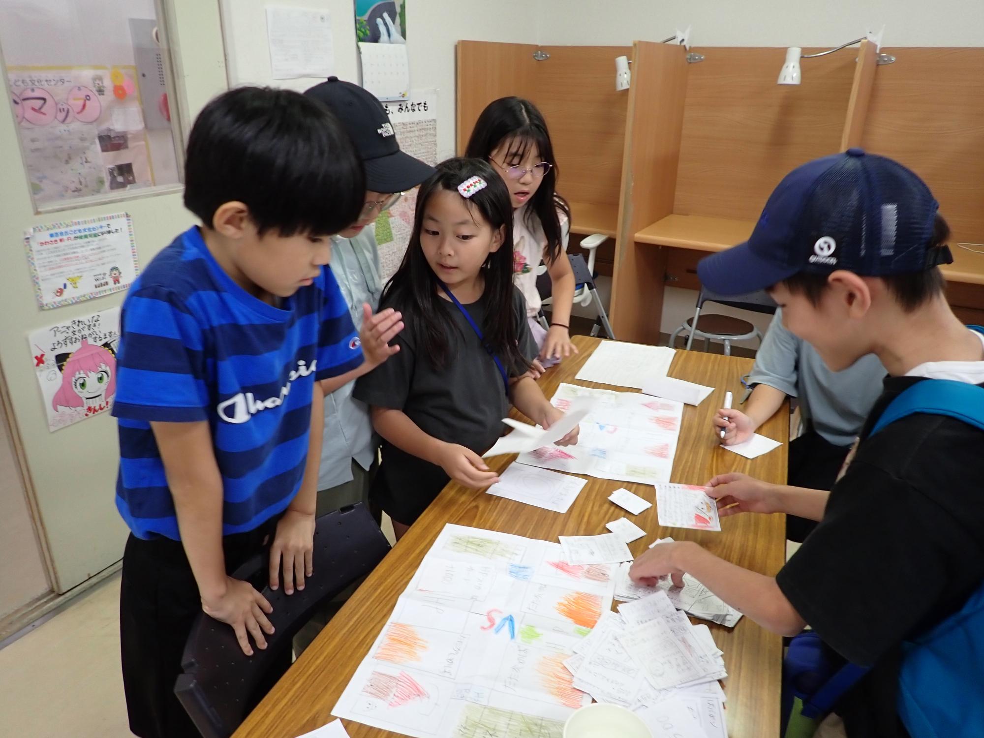 実際にプレイしながら、ゲームのルールを教える子どもたちの写真