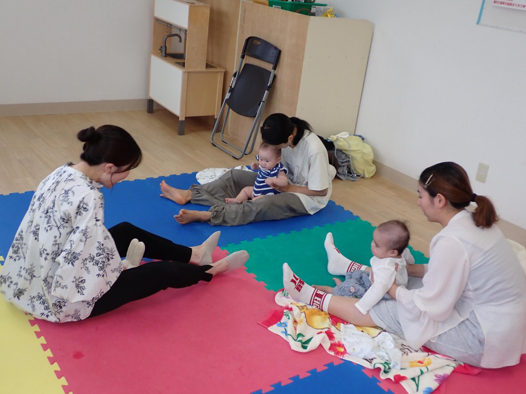 親子で触れ合いながらリトミックを楽しむ参加者の写真