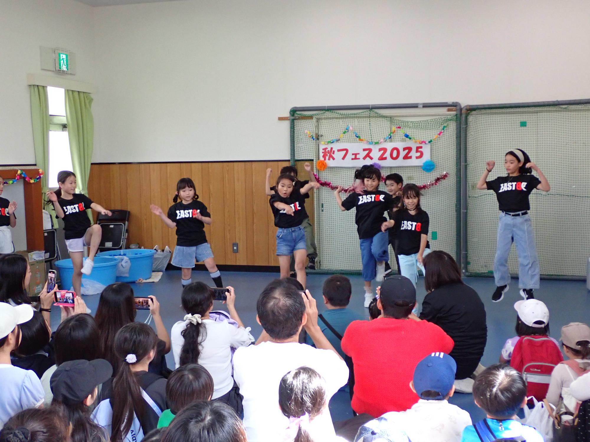 ダンスを披露するイーストップ低学年