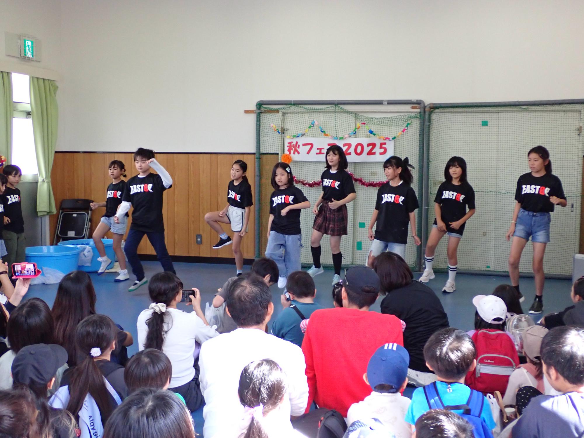 ダンスを披露するイーストップ高学年