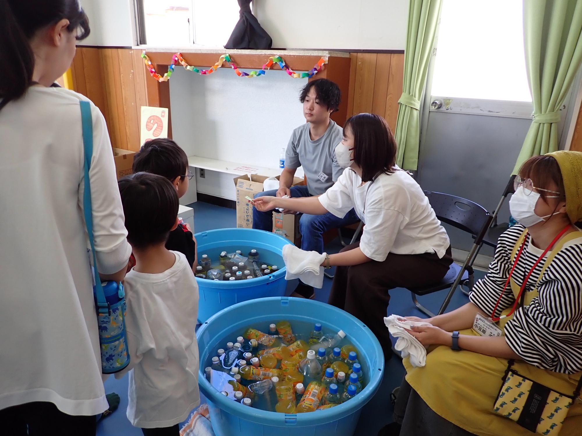 飲み物販売の様子と飲み物を買う子どもの写真