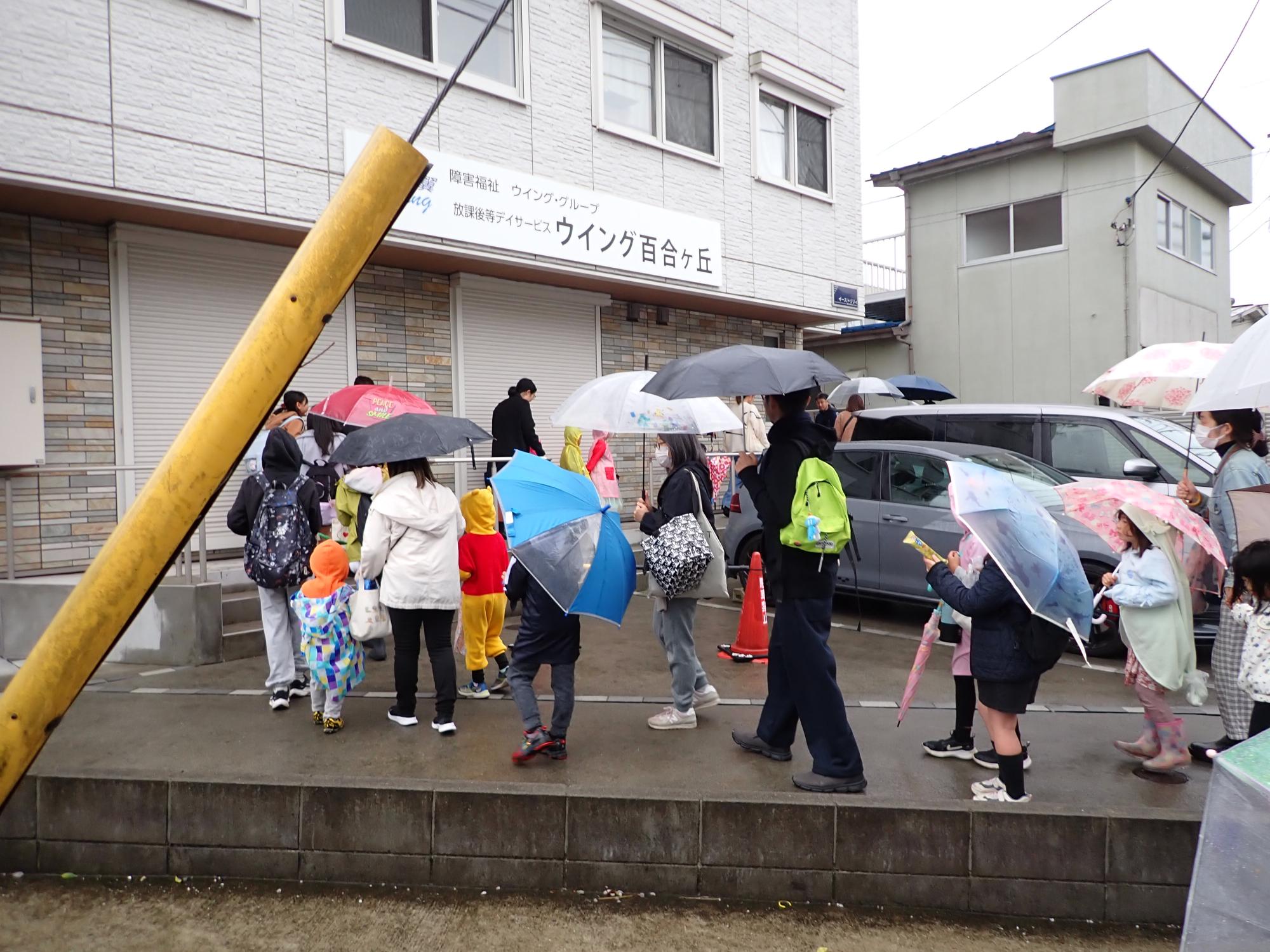 ウイング百合丘に向かう参加者の写真