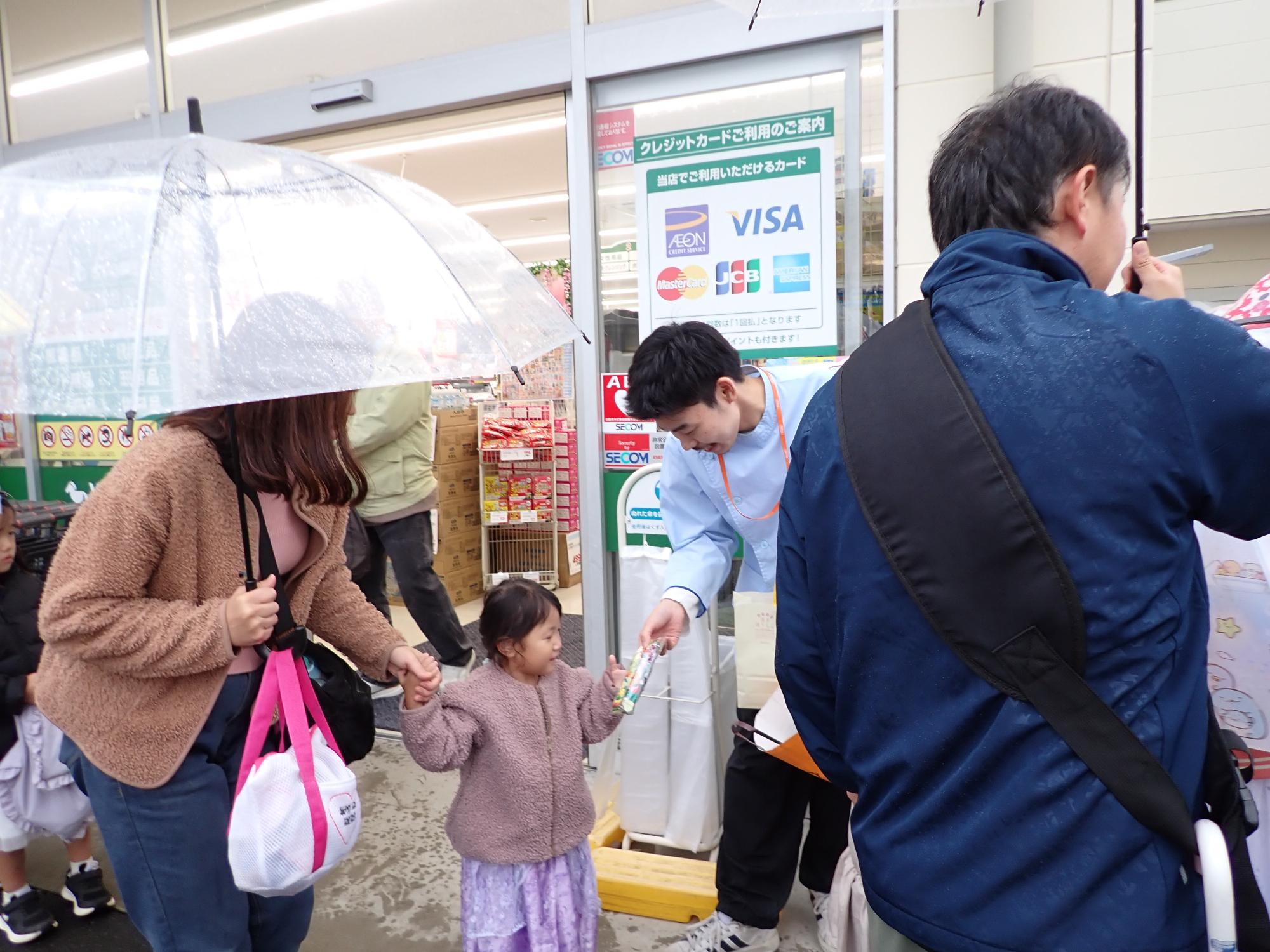 ウェルパークにてお菓子を配ってくれた従業員さんとお菓子を貰う子ども達の写真