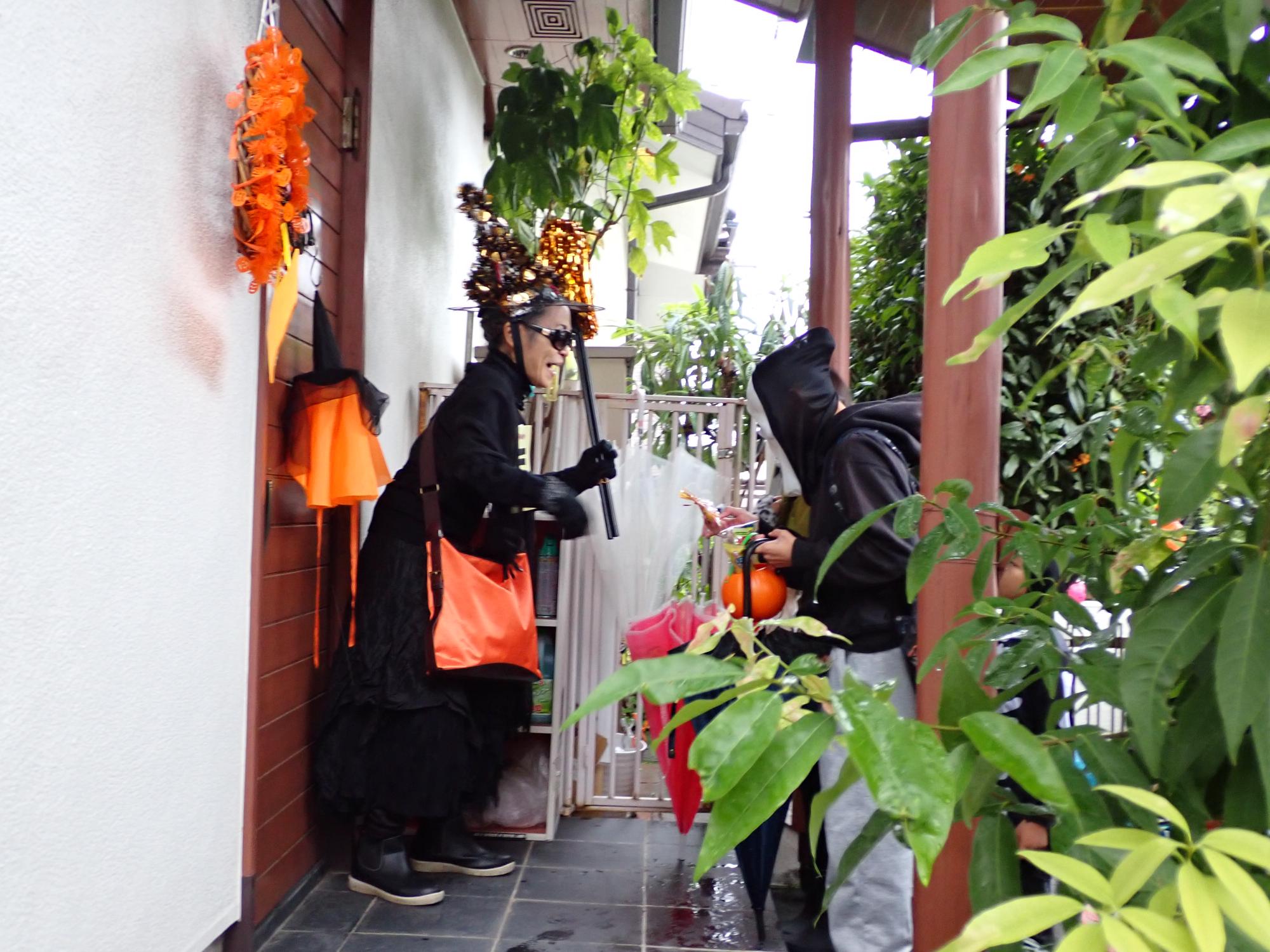 子ども達にお菓子を配ってくれる廣岡のばばちゃんの写真