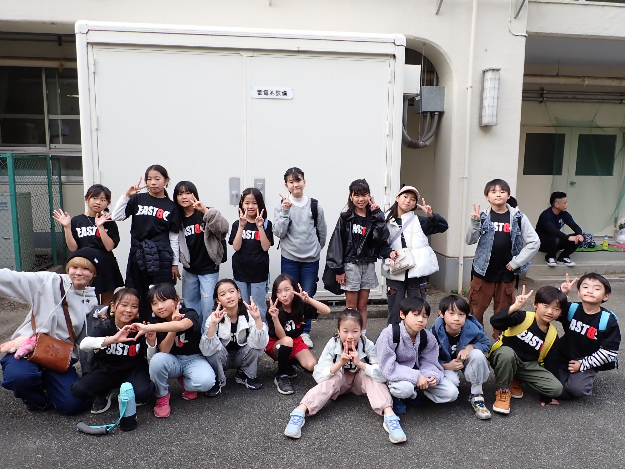 ステージでのダンスを終えて撮影したイーストップの子ども達の集合写真