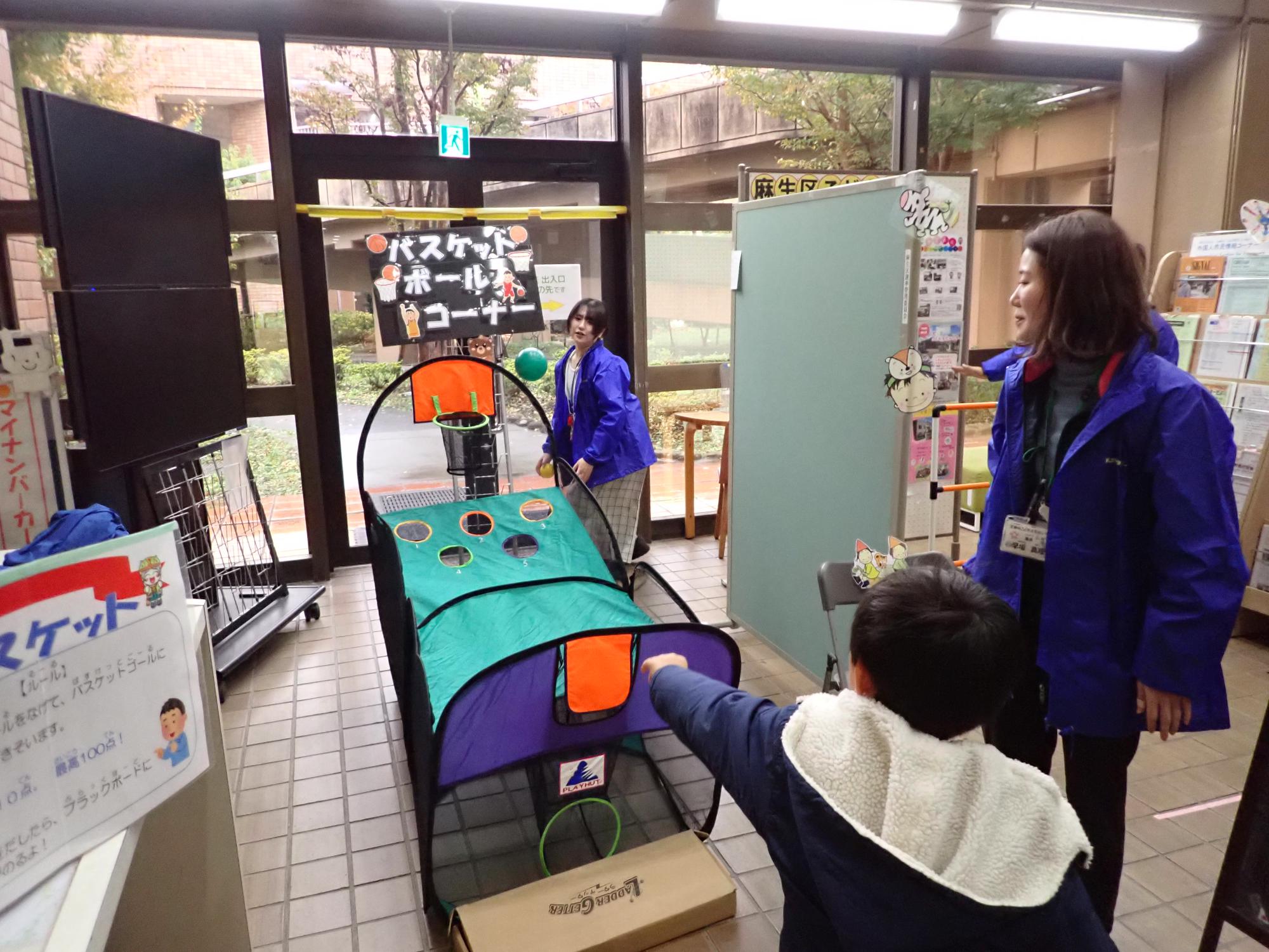 フリースローをする子どもと、それを補助する職員の写真