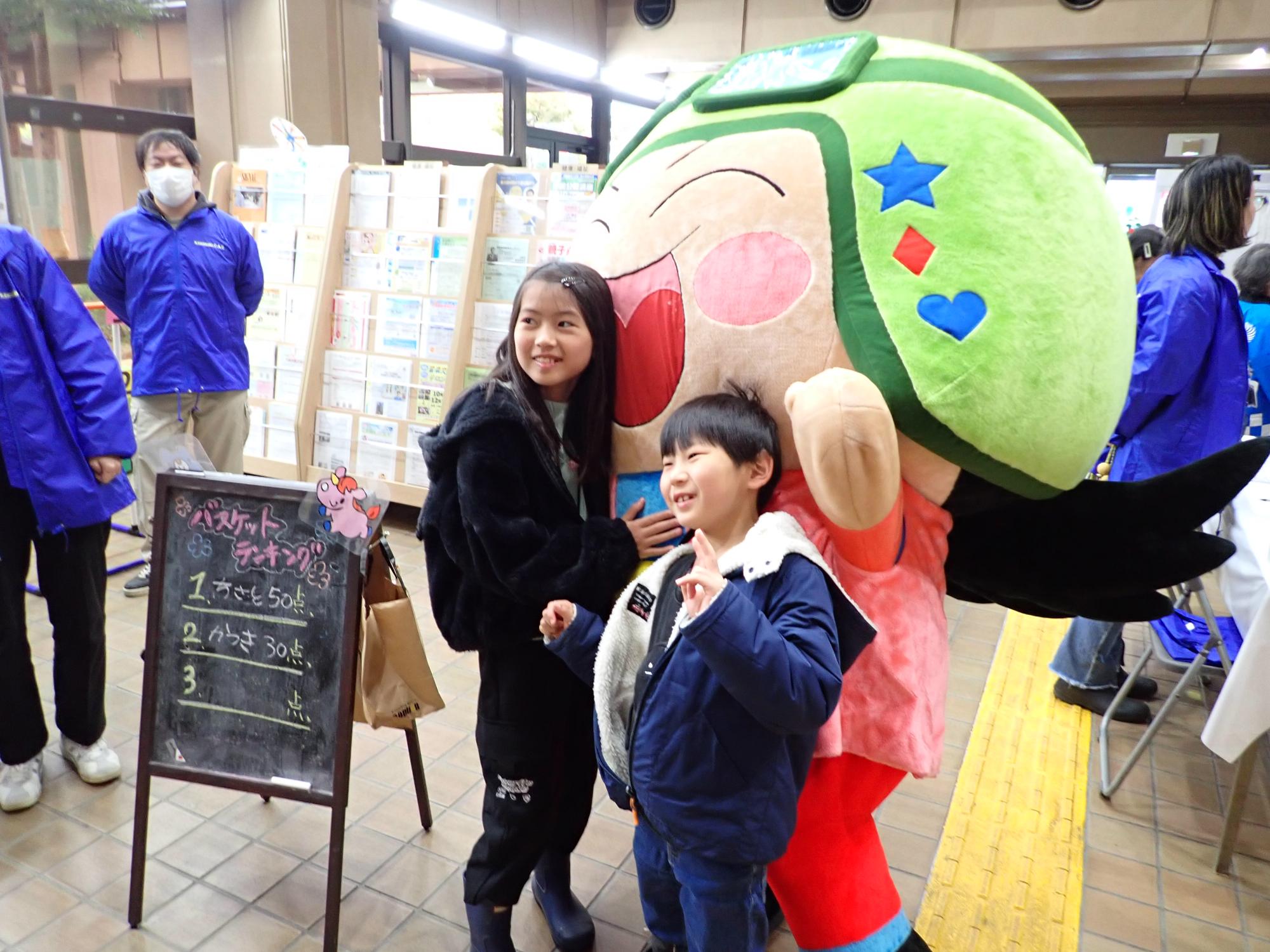 子ども2人と一緒に記念撮影をするこぶんたの写真