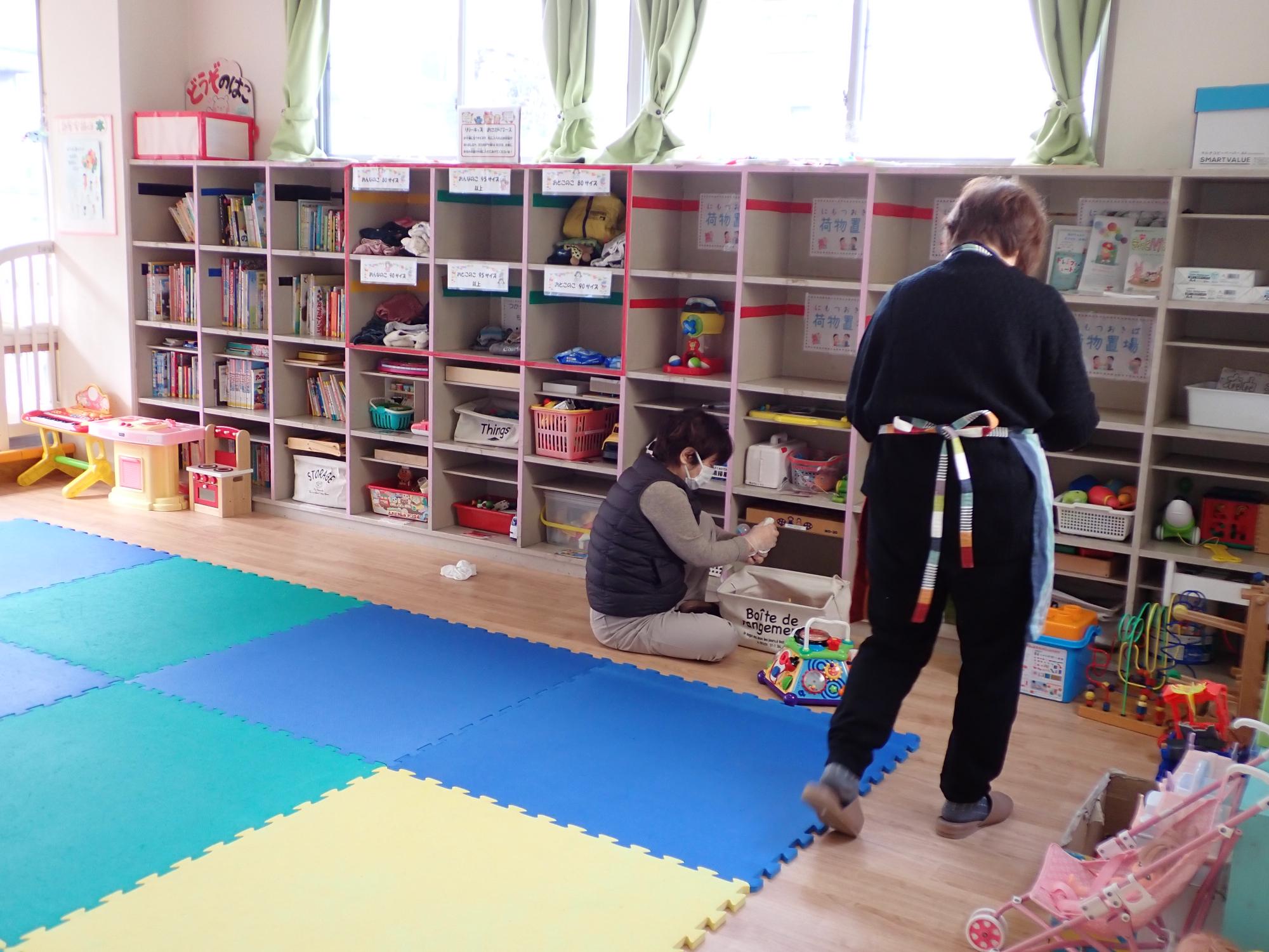 おもちゃをひとつひとつ拭いている写真