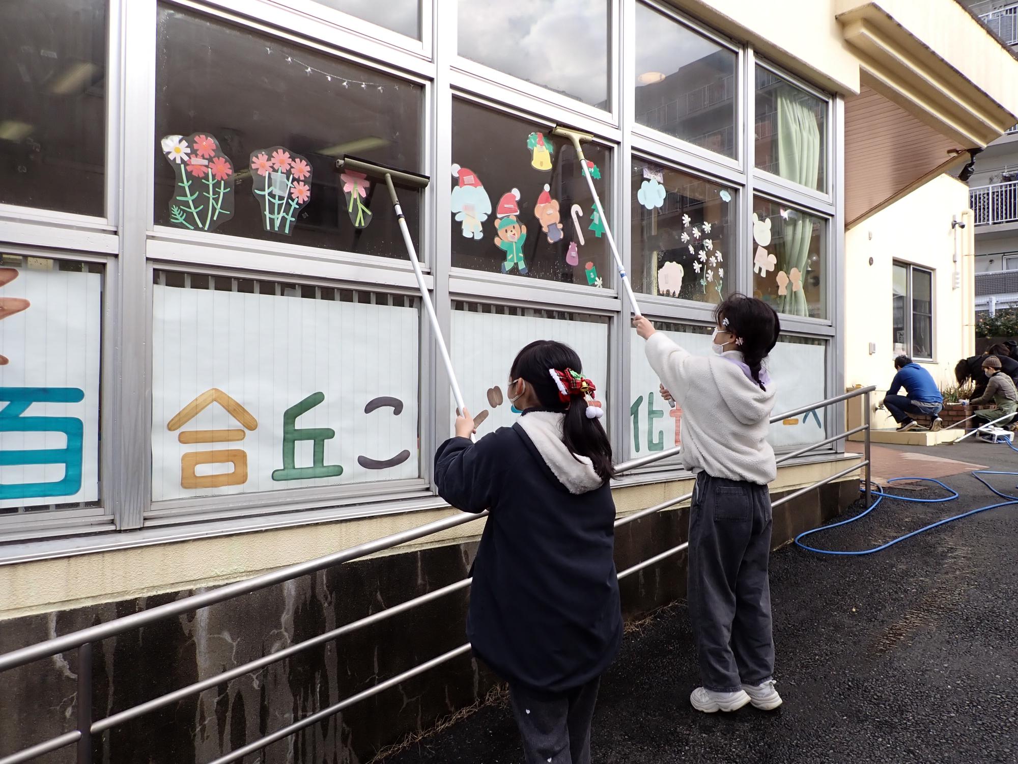 外の窓をワイパーで綺麗にふき取っている写真