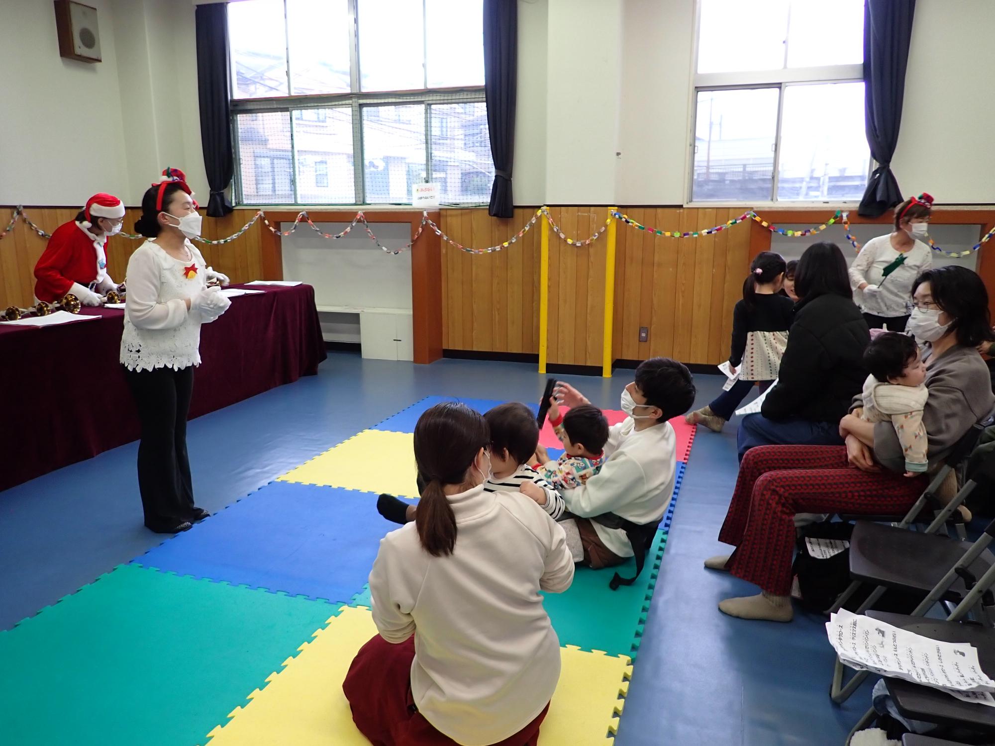 ハンドベルの鳴らし方を伝えている写真