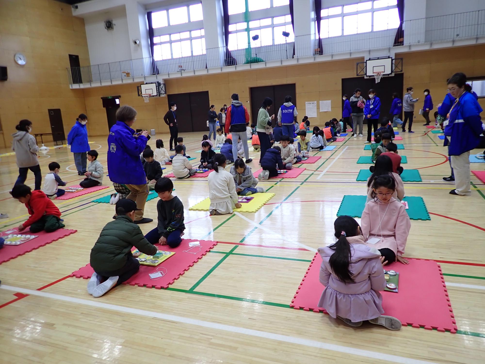 マンカラで対戦している様子の写真