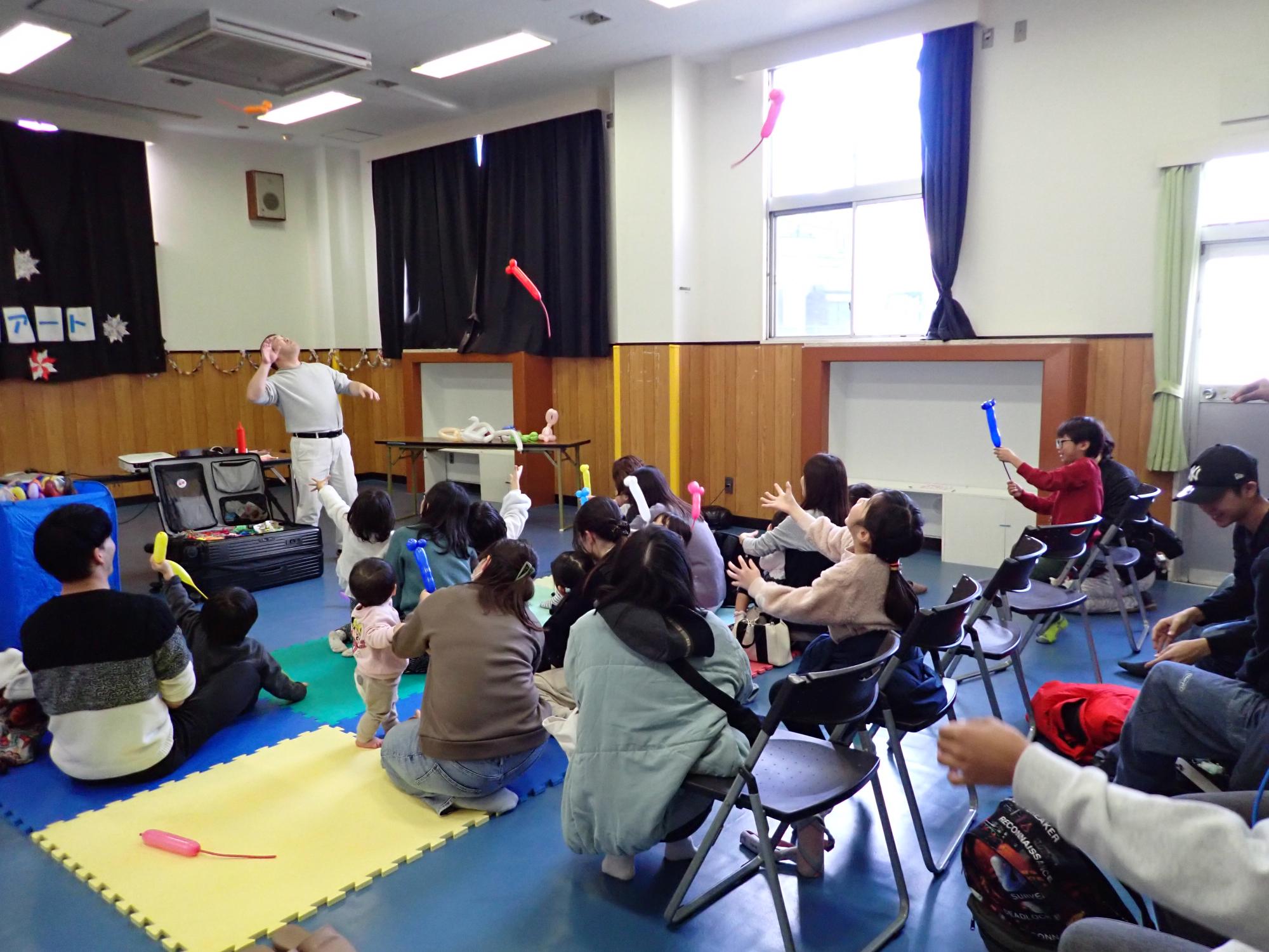 飛ばすネズミをみんなで作り掛け声に合わせてバルーンを飛ばしている様子