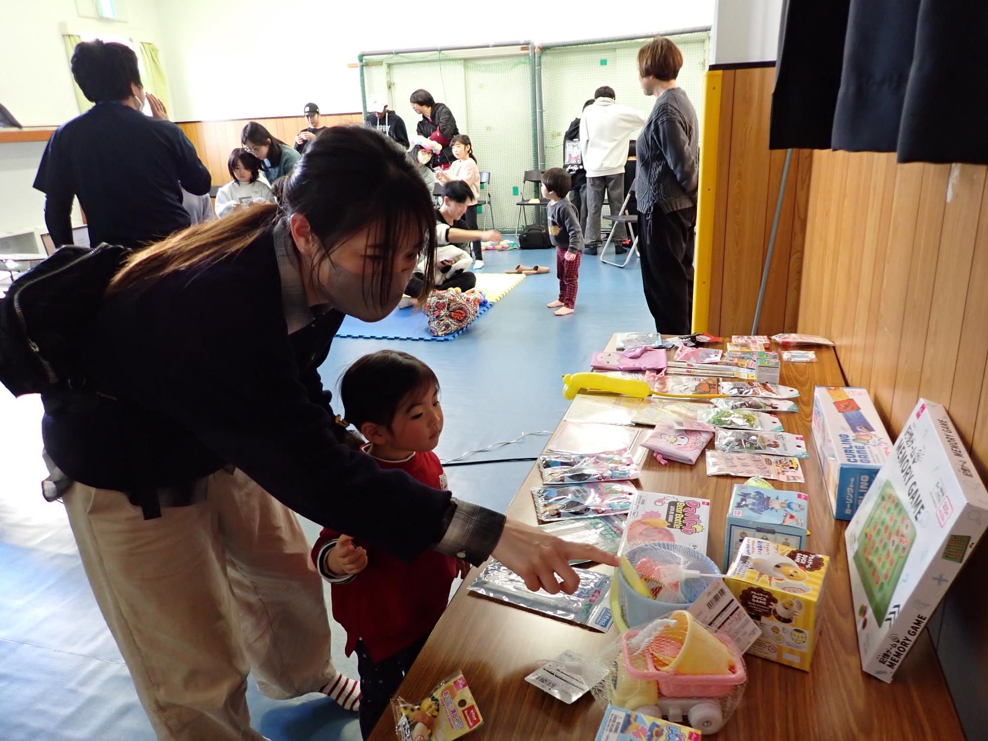 ビンゴ大会で景品を選ぶ親子の様子