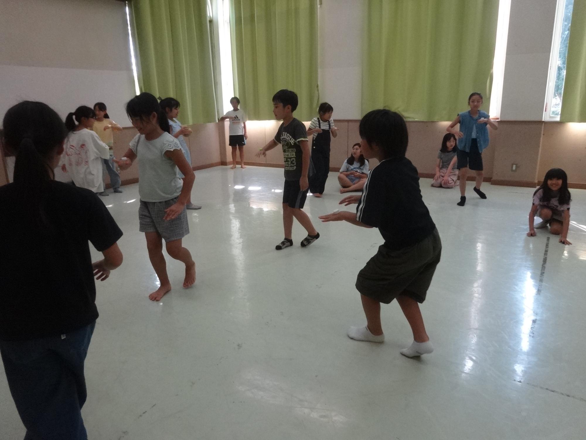 大盛り上がりでキャップ落としをする30人近くの小学生の写真