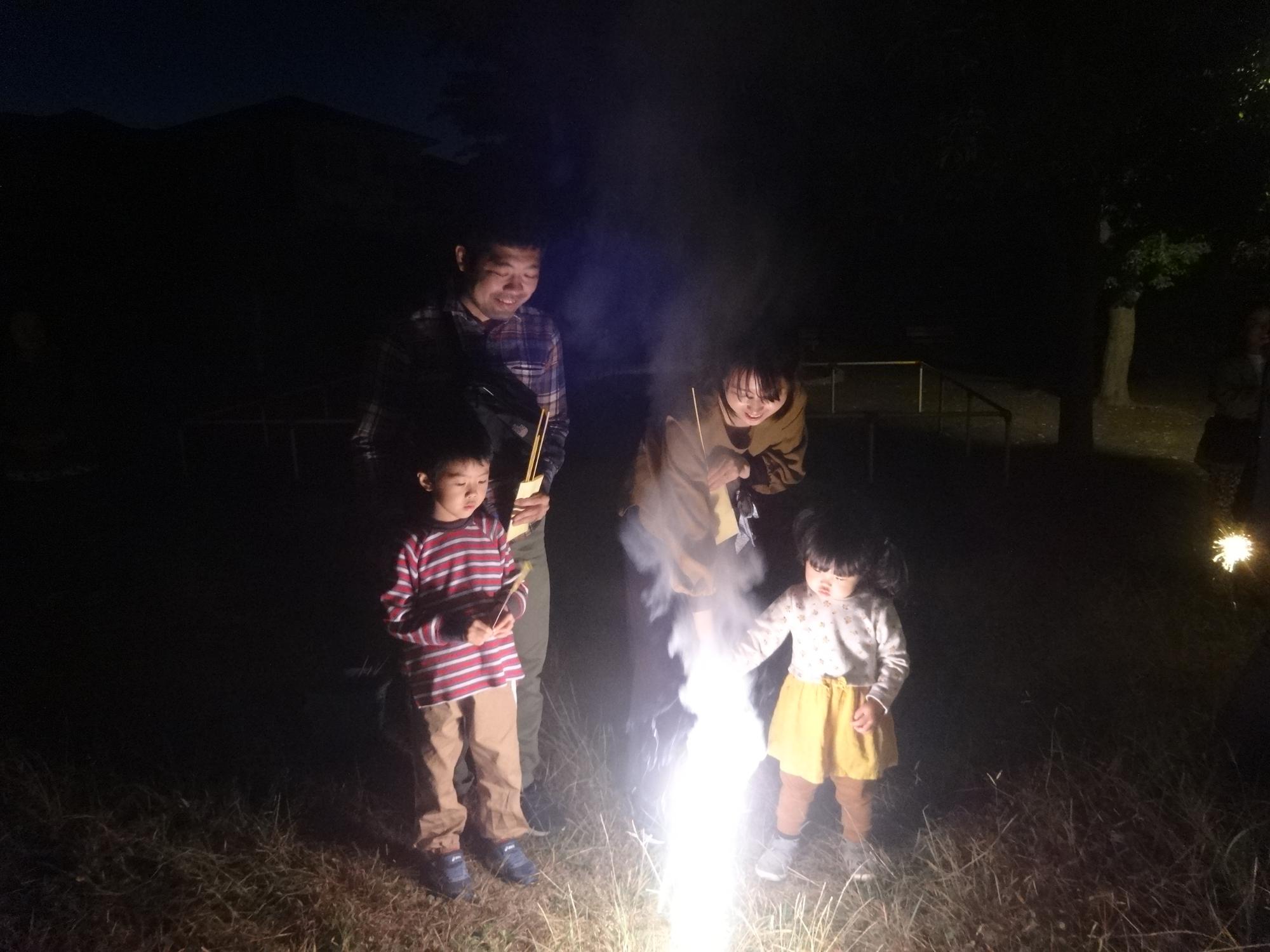 家族で花火を楽しむ写真