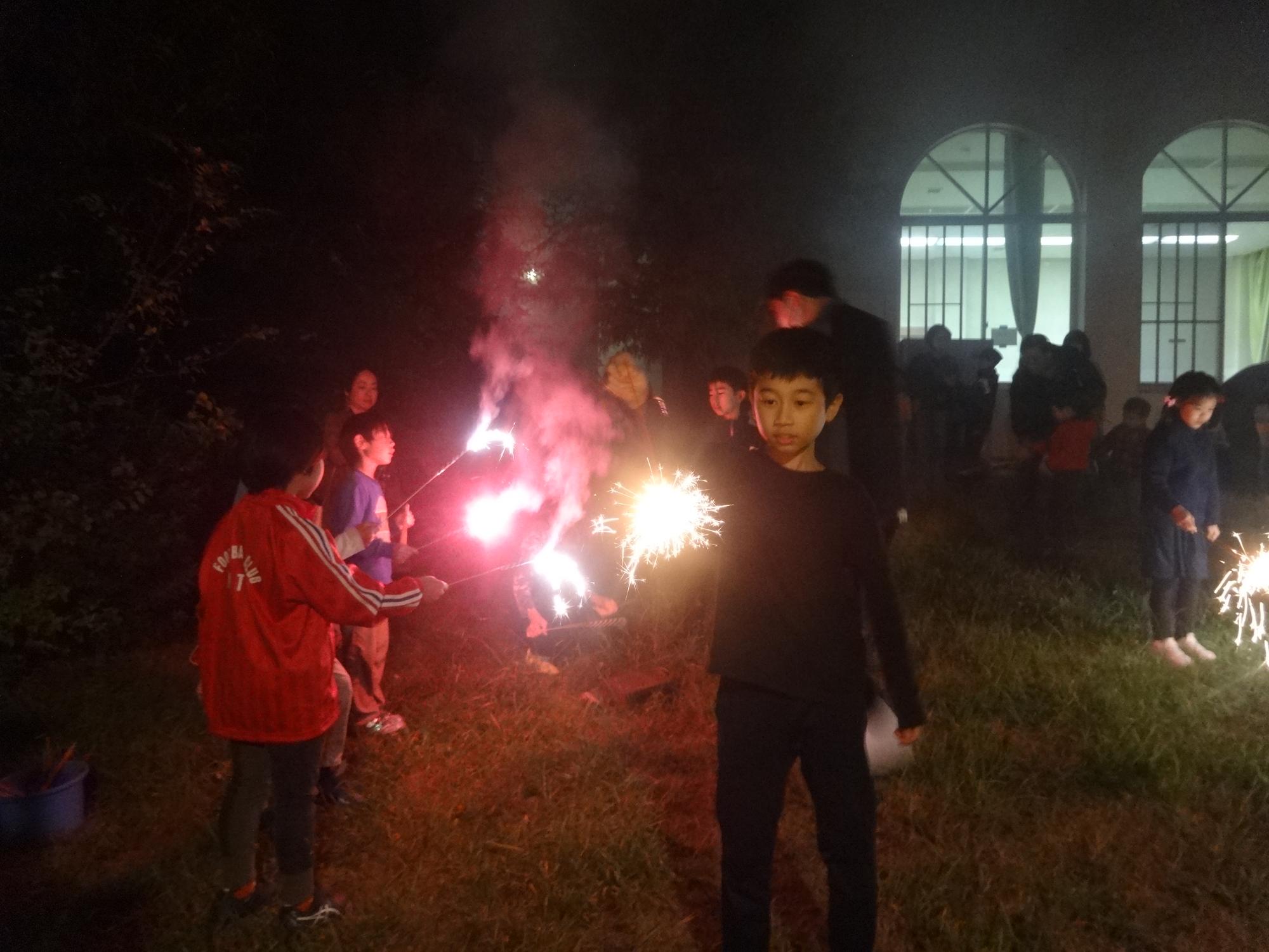 手持ち花火をする子どもの写真