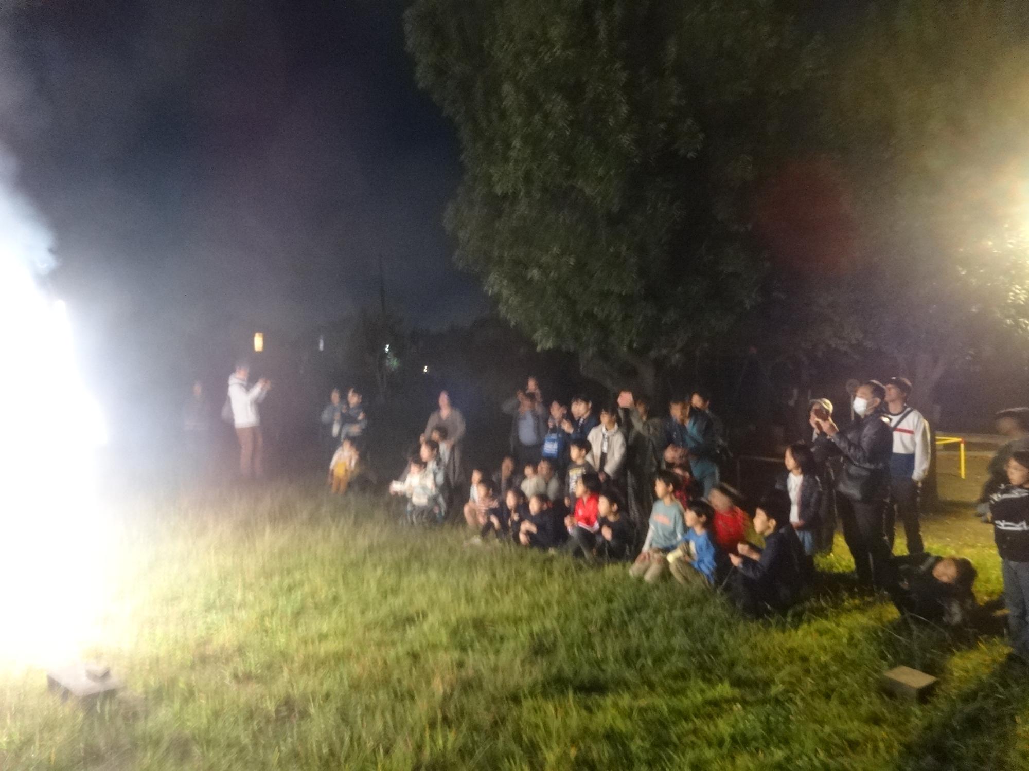 吹出し花火を見学する子どもの写真