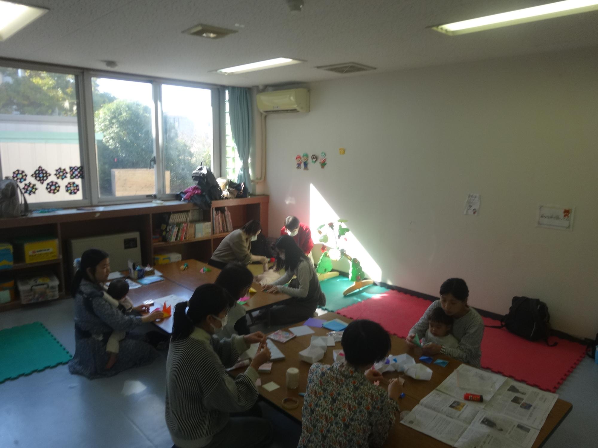 親子でクリスマス飾り作りを作っている写真