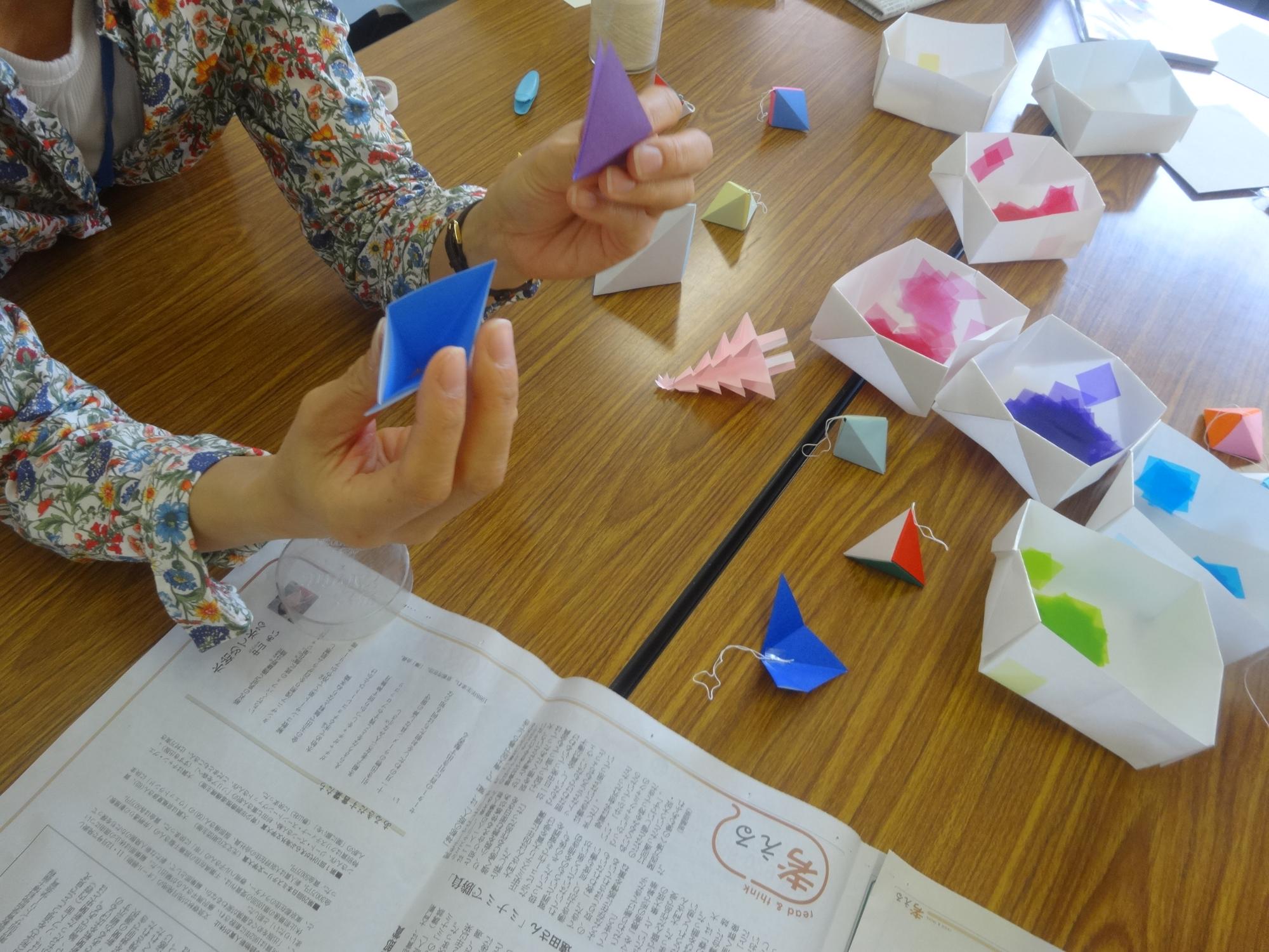 折り紙でオーナメントを作っている写真
