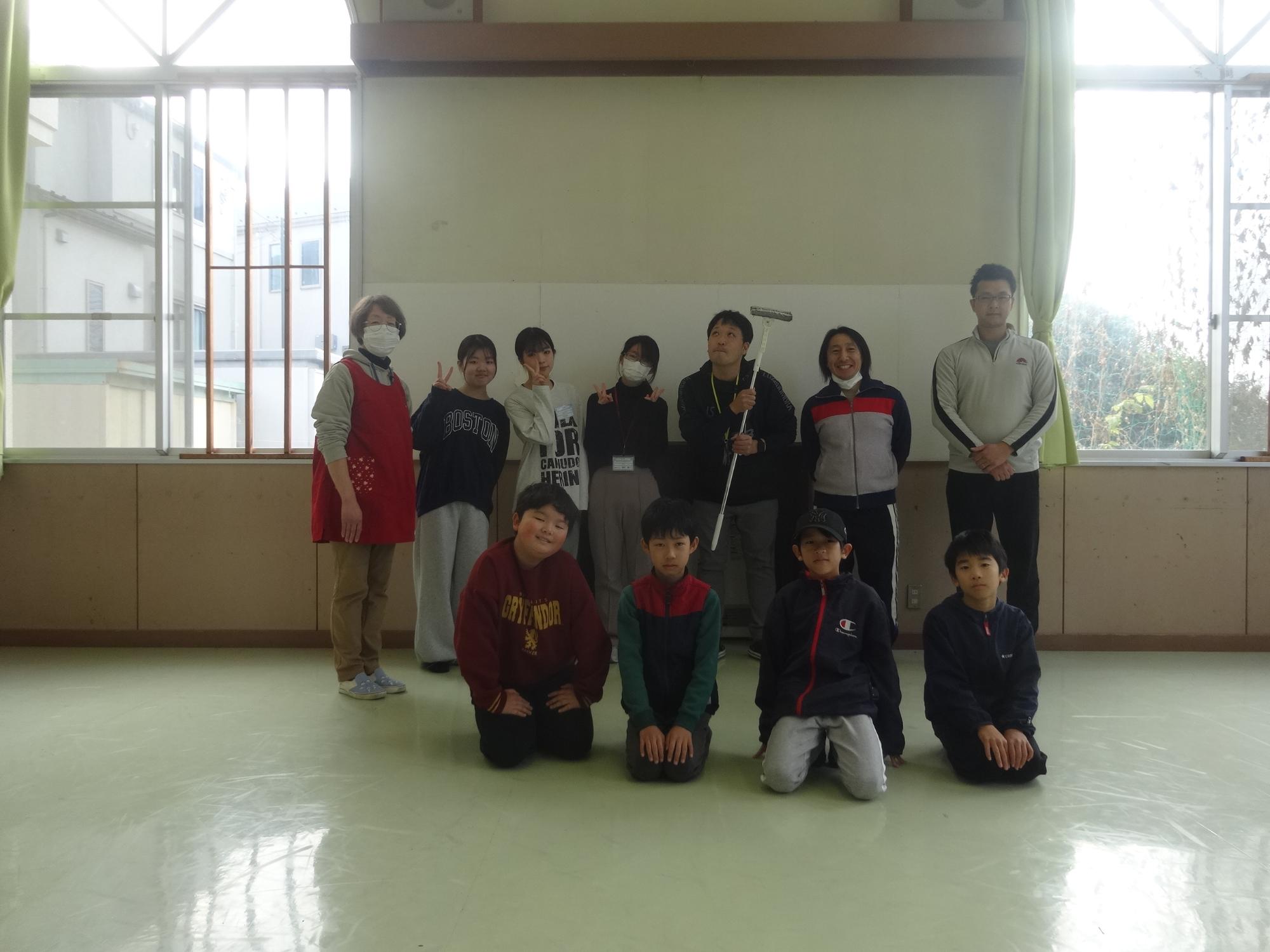 大掃除が終わってみんなで集合写真を撮りました。