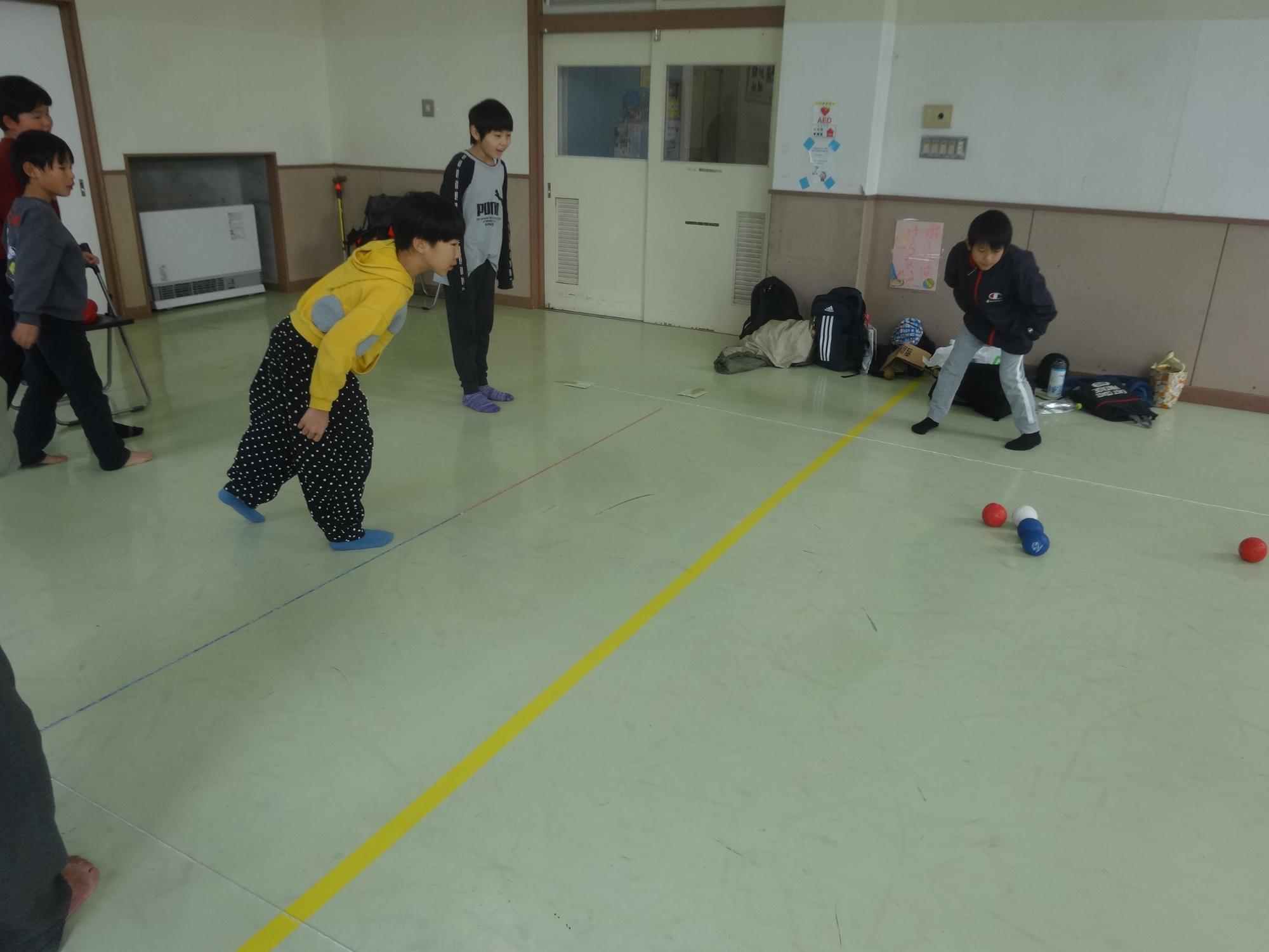 ボールを投げる小学生