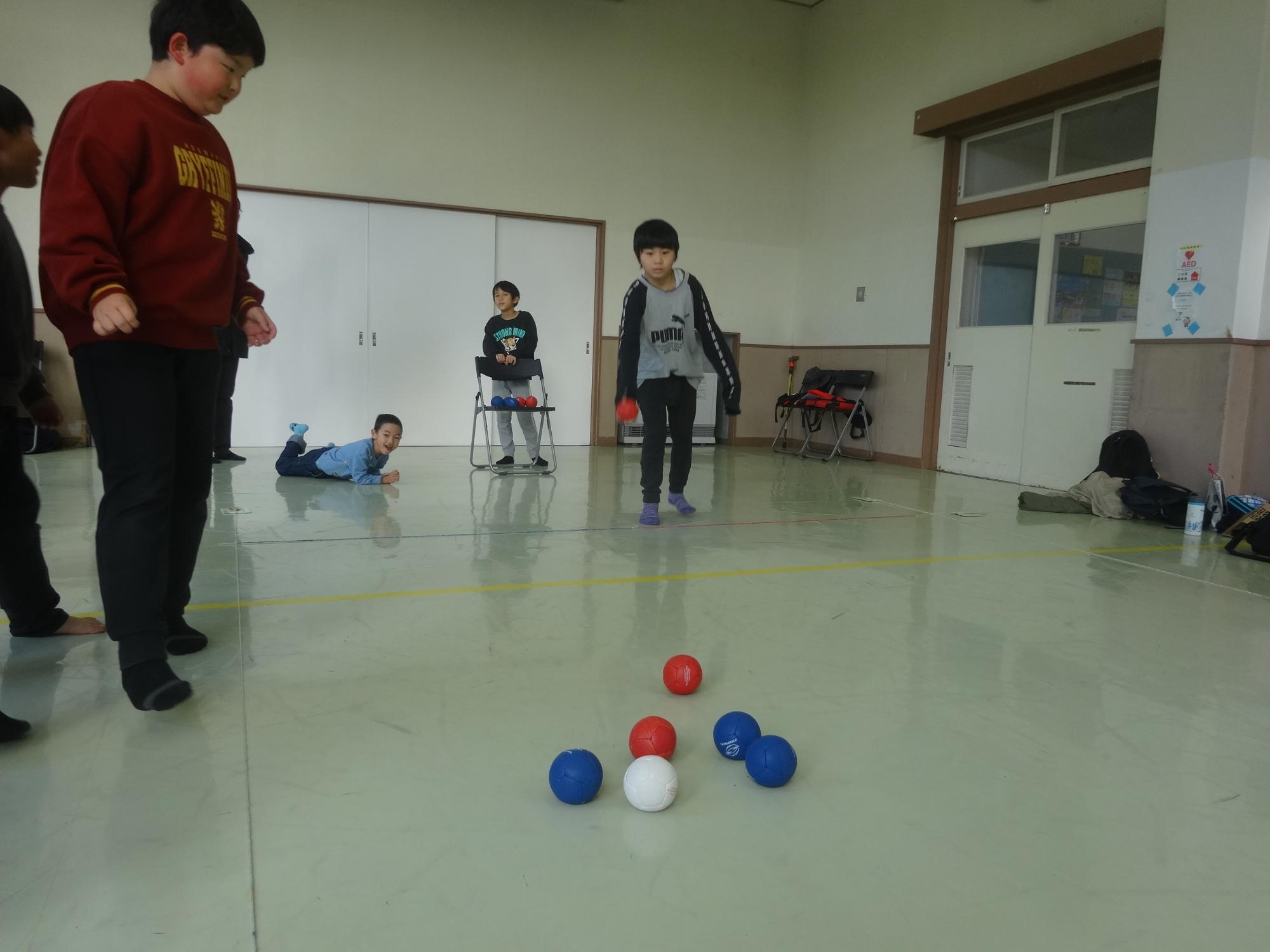 真剣な顔をして狙いを定める小学生