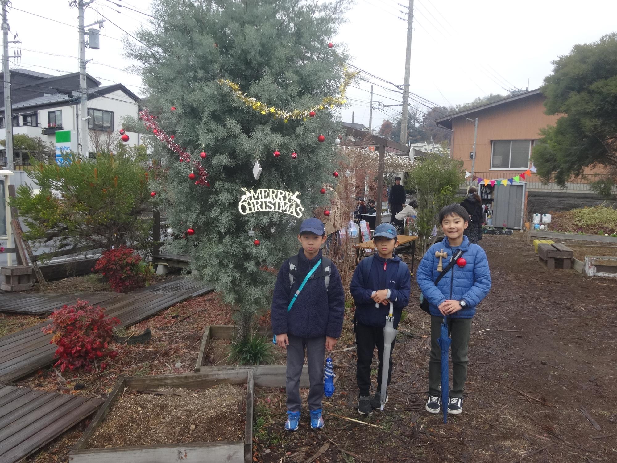 カナドコロマーケットの会場に到着し、笑顔をみせる3人の小学生