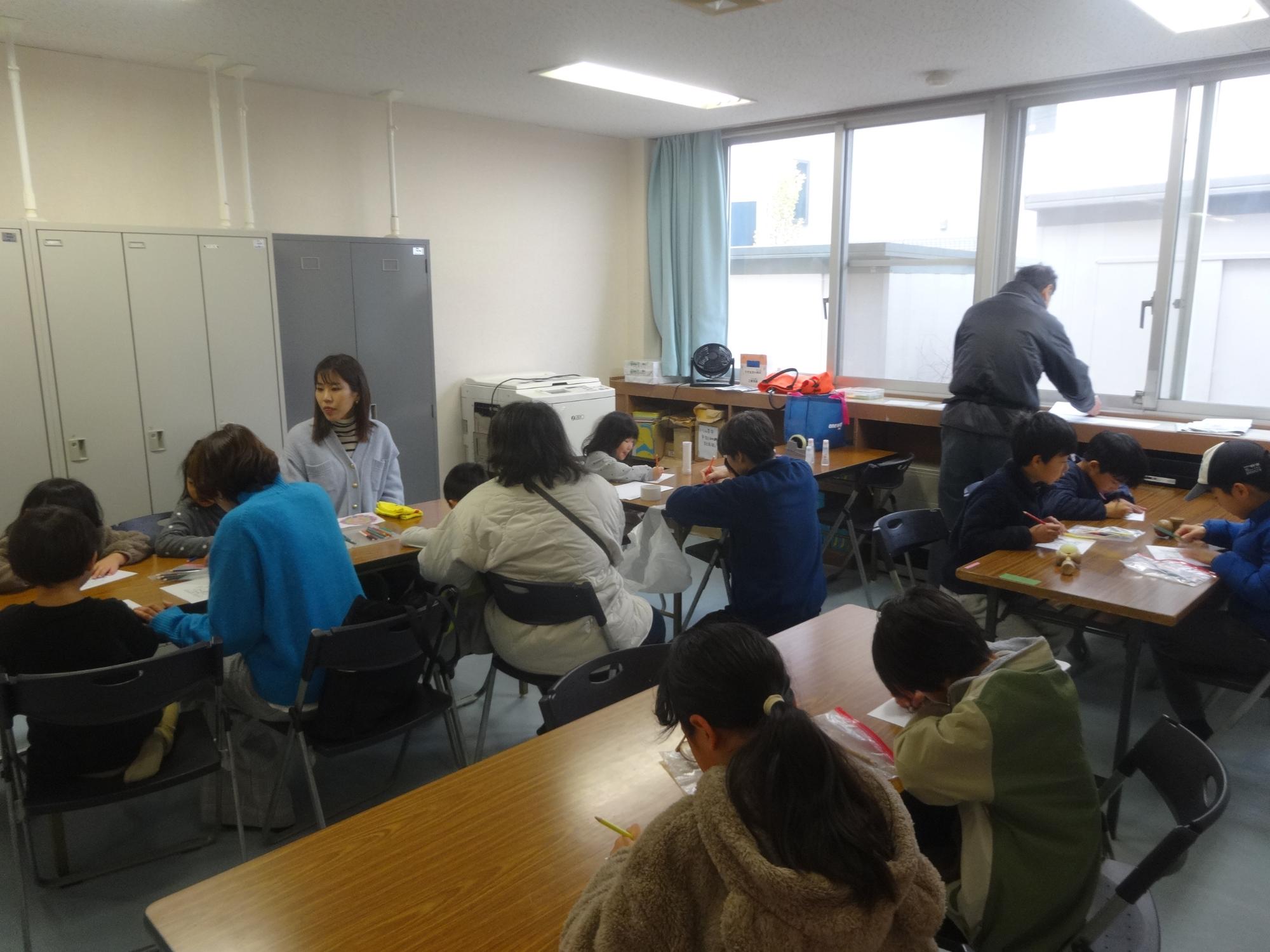 万華鏡を作っている小学生や幼児親子