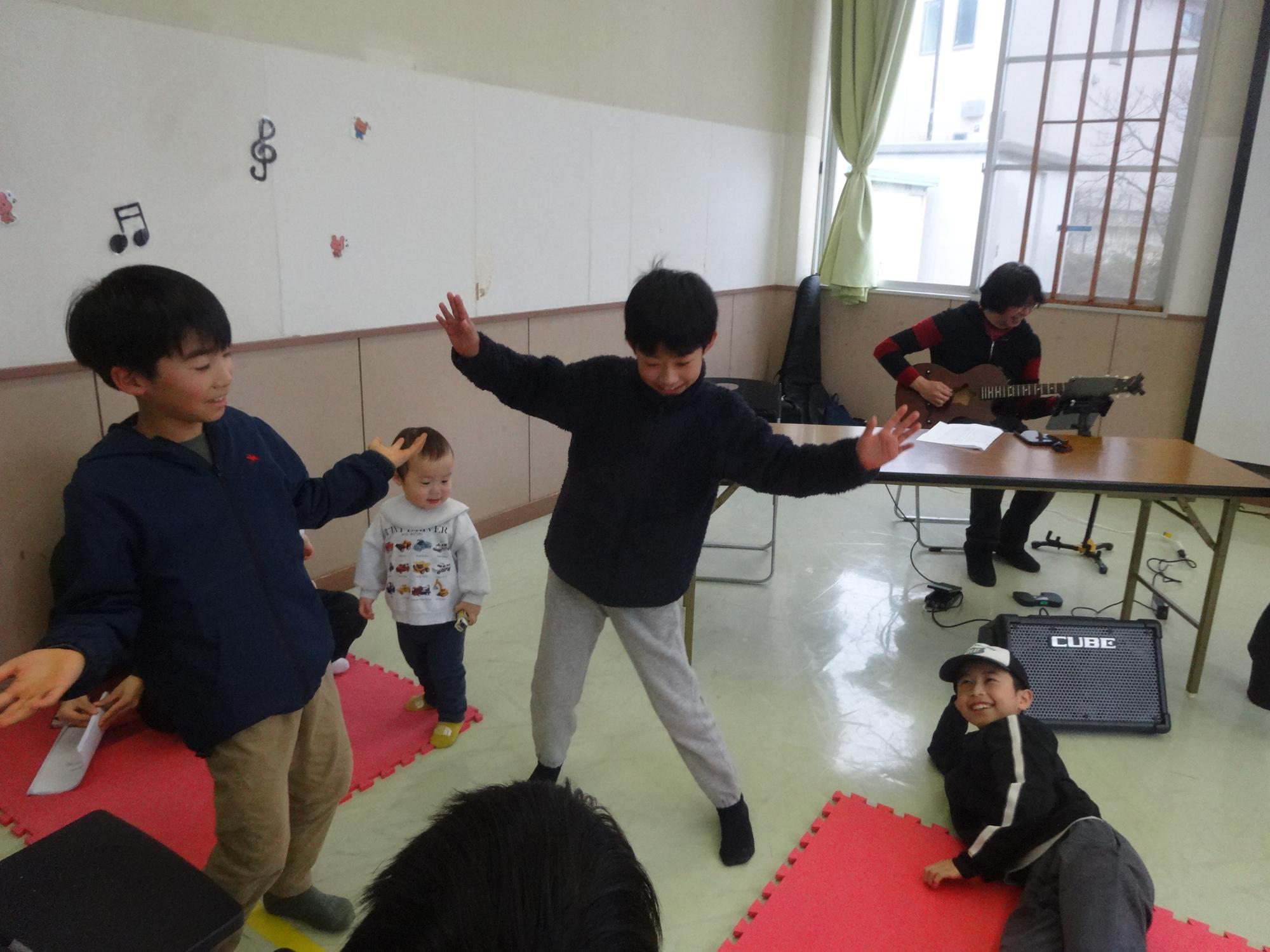 踊りながら歌う小学生の写真