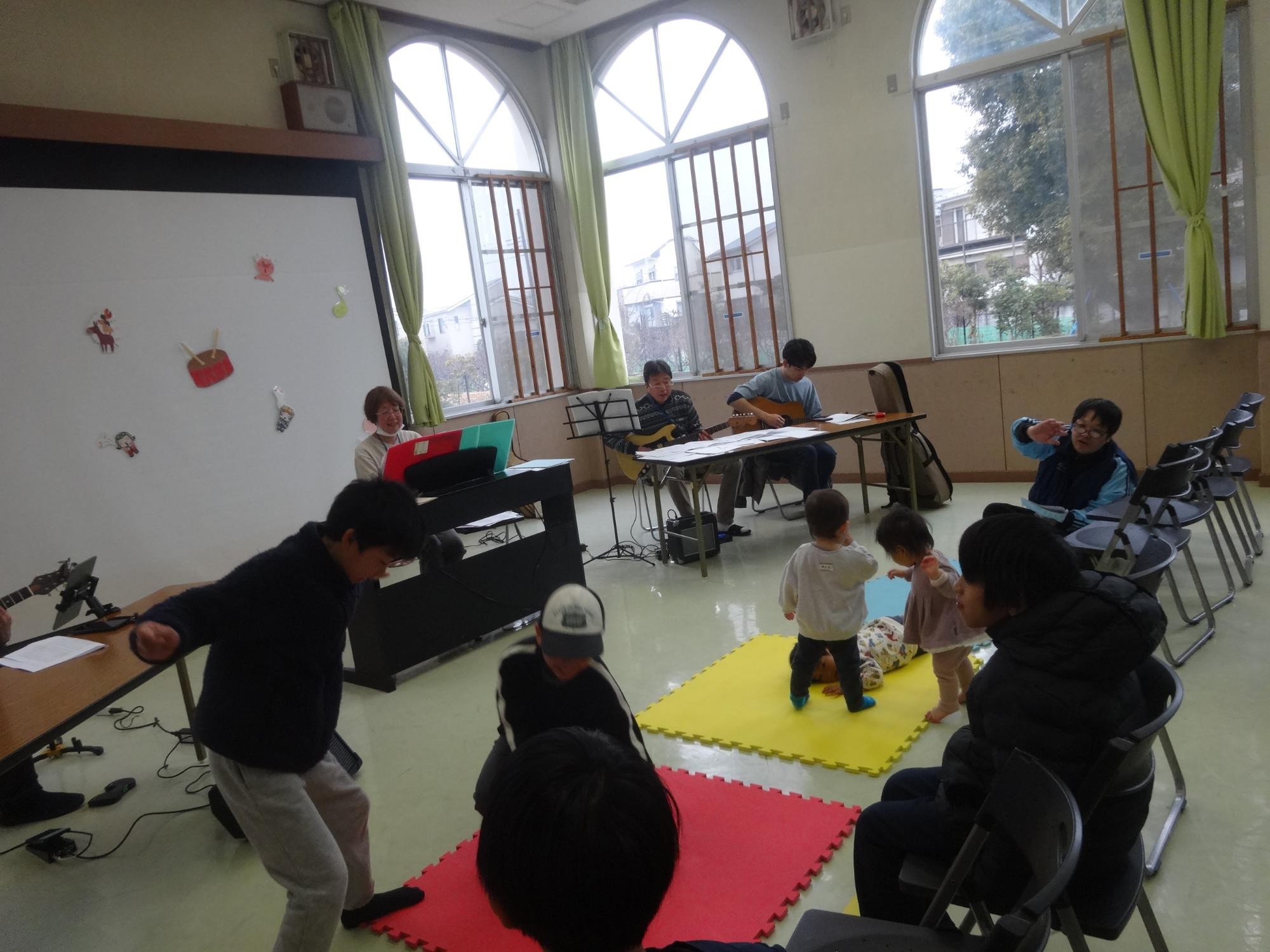 「さんぽ」の歌にあわせて体を動かす幼児さんたち