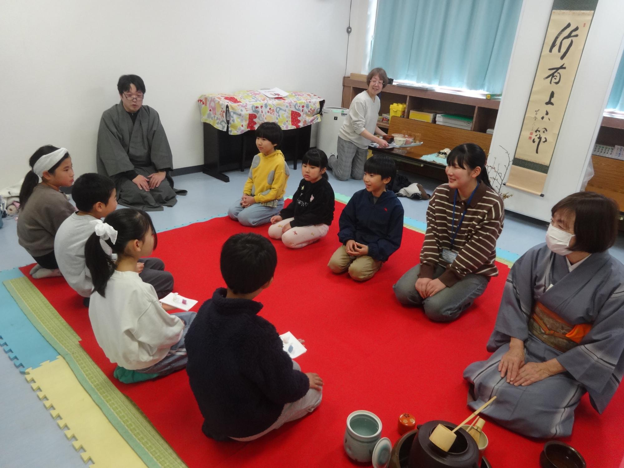 お菓子を食べる小学生の写真