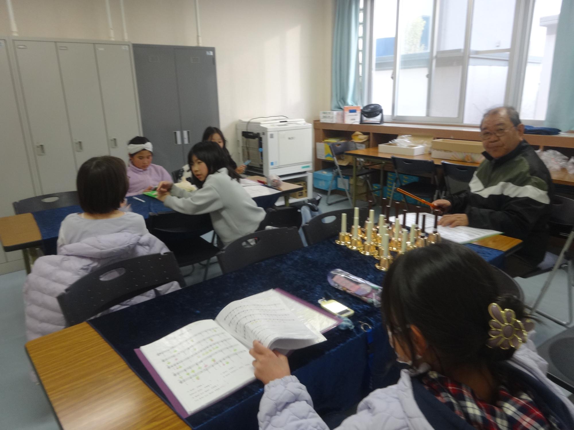 ハンドベルの練習をするメンバー