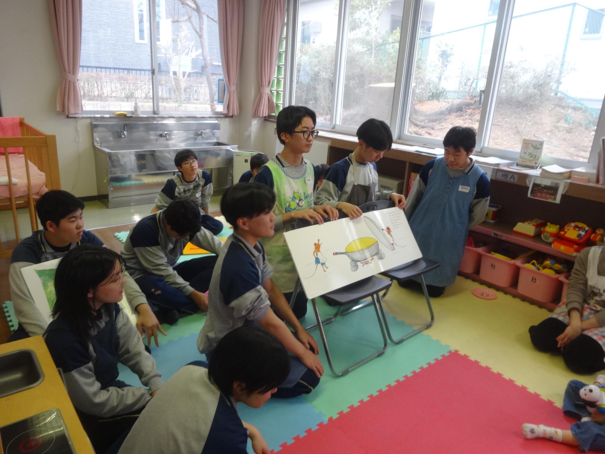 絵本の読み聞かせを行う中学生の写真